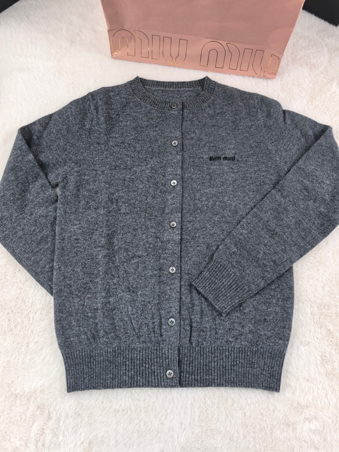 NO:508216,Miu Gray New Round Neck Cardigan YB1:1 Three-code Spot, Miumiu, Alexander Wang19860909miu灰色新款圆领开衫 YB1:1 三码现货,,miumiu,alexander wang,Women's clothing