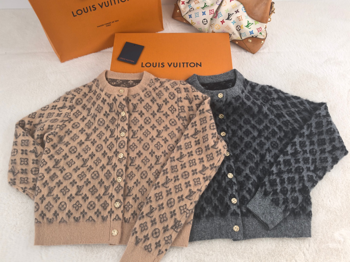 NO:561438,LV presbyopic pattern round neck cardigan YB1:1 two colors and three sizes in stock, Louis Vuitton, Alexander Wang19860909LV老花图案圆领开衫 YB1:1 两色三码现货,,louis vuitton,alexander wang,Women's clothing