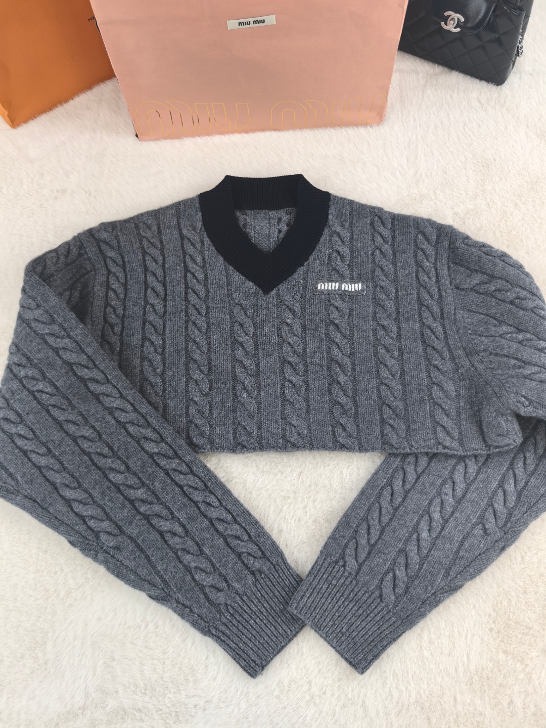 NO:561433,miu twisted rope short V-neck pullover YB1:1 three sizes in stock,,miumiu,alexander wang19860909miu扭绳短款V领套头 YB1:1 三码现货,,miumiu,alexander wang,Women's clothing