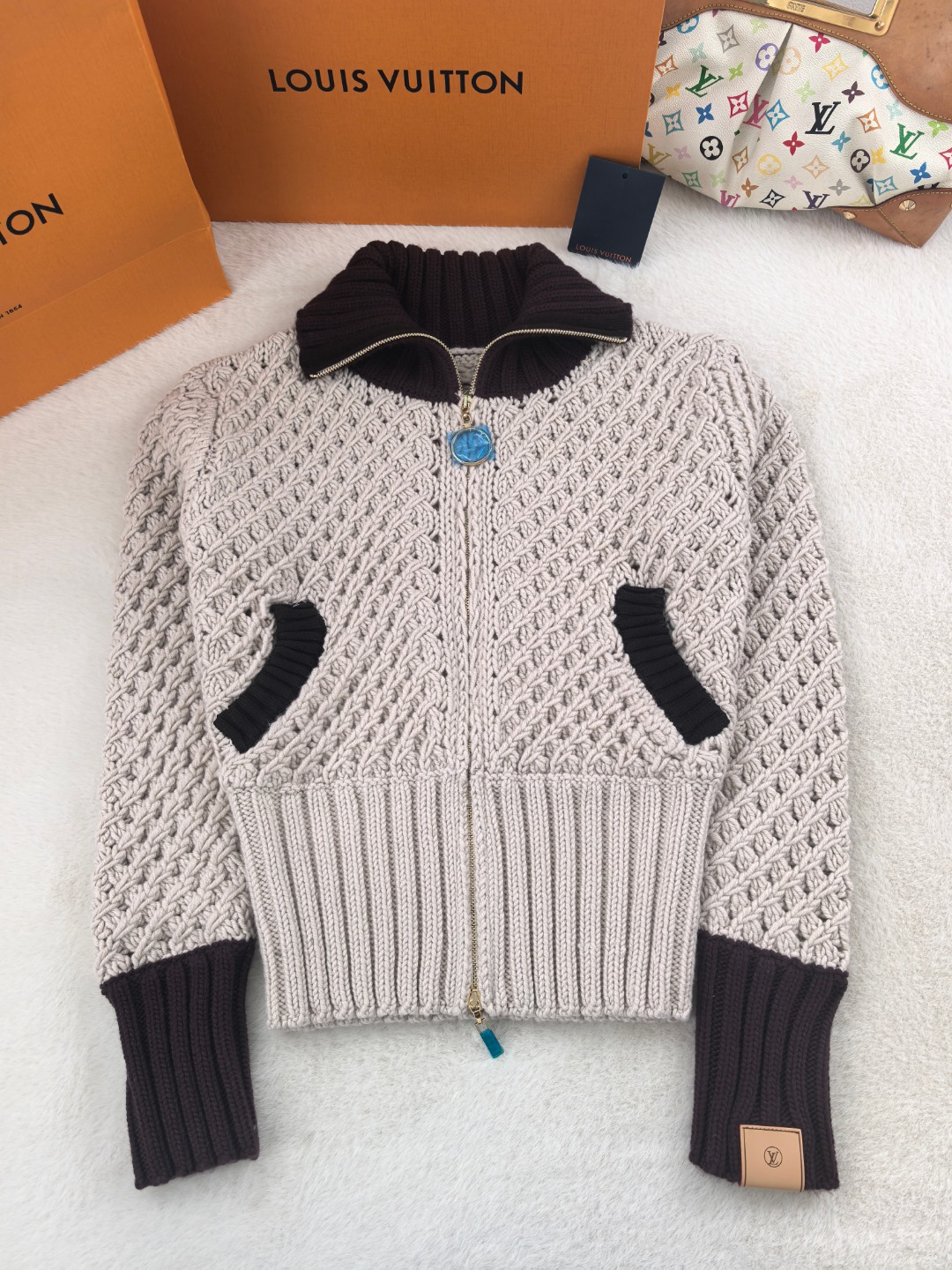 NO:687608,LV lapel contrast zipper cardigan YB1:1 three sizes in stock, Louis Vuitton,19860909LV翻领撞色拉链开衫 YB1:1 三码现货,,louis vuitton,,Women's clothing