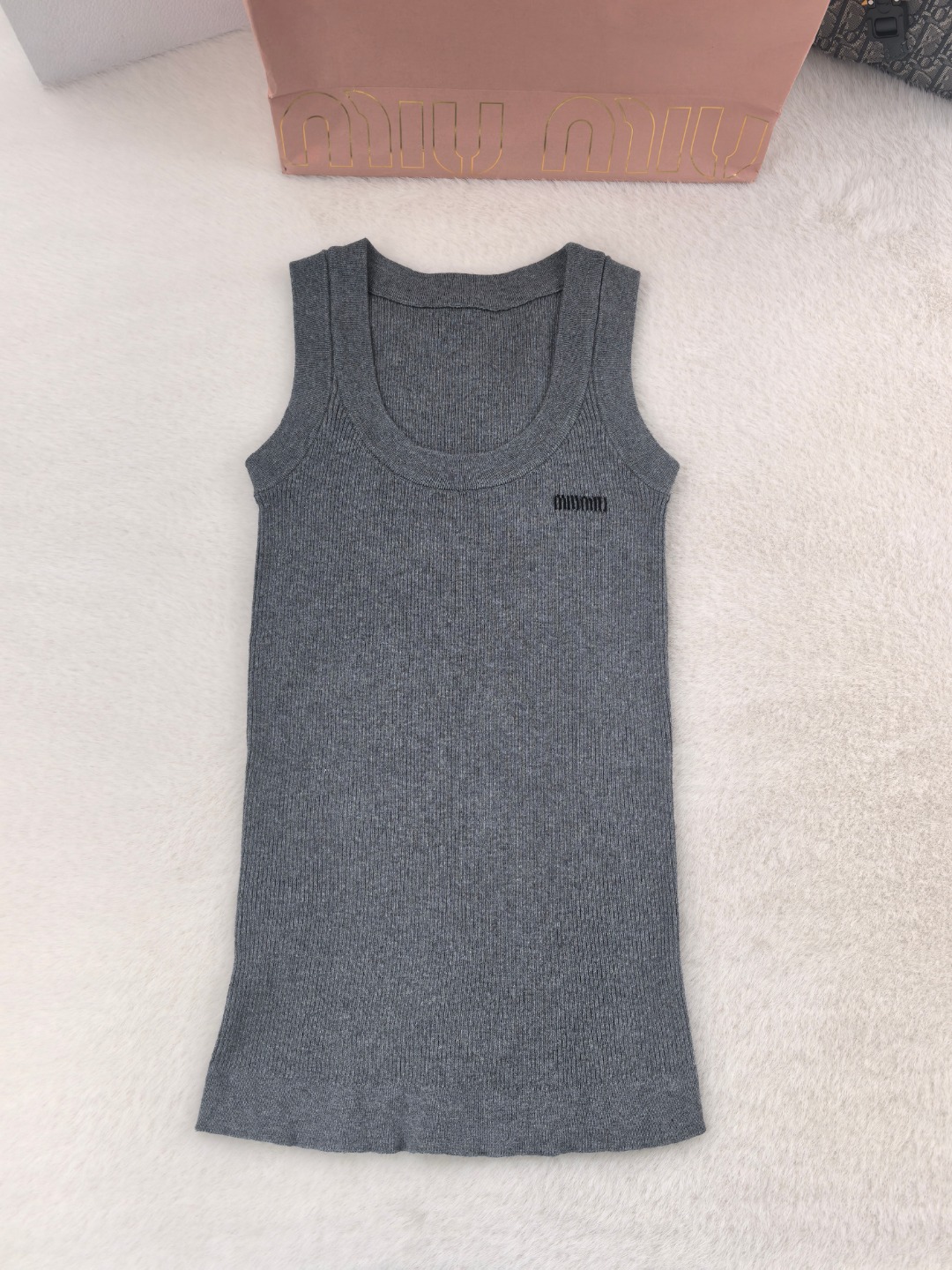 NO:687606,miu gray U-neck vest YB1:1 three sizes in stock,,miumiu,19860909miu灰色U领小背心 YB1:1 三码现货,,miumiu,,Women's clothing