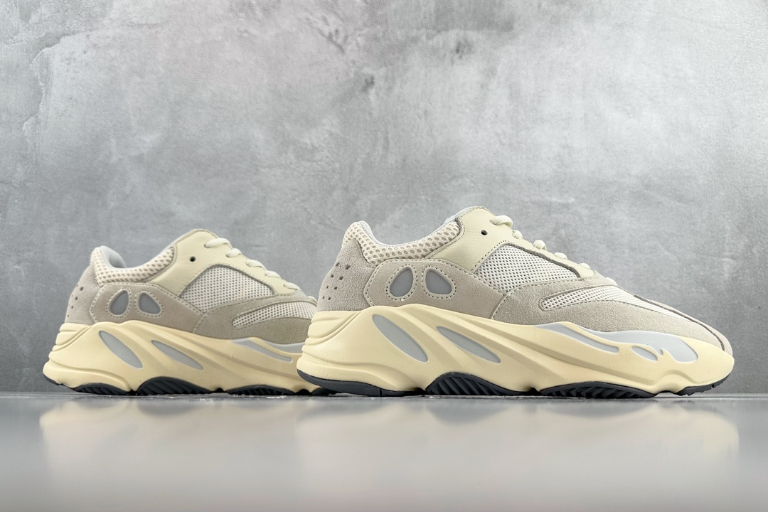 adidas originals Yeezy boost 700 gray and white Analog EG7596