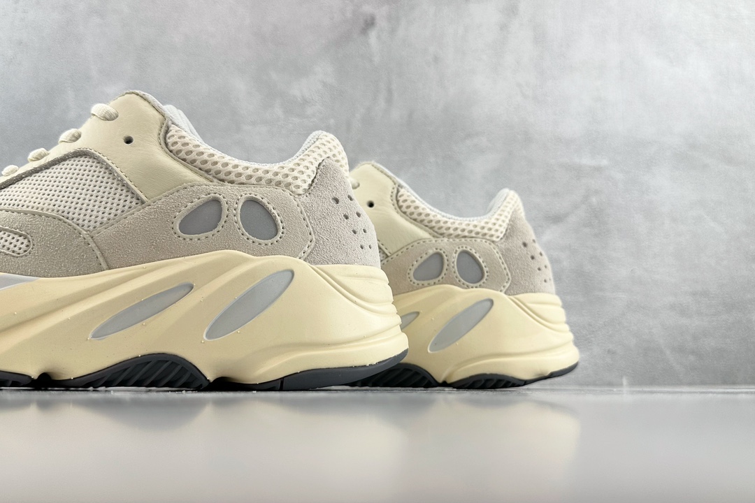 adidas originals Yeezy boost 700 gray and white Analog EG7596