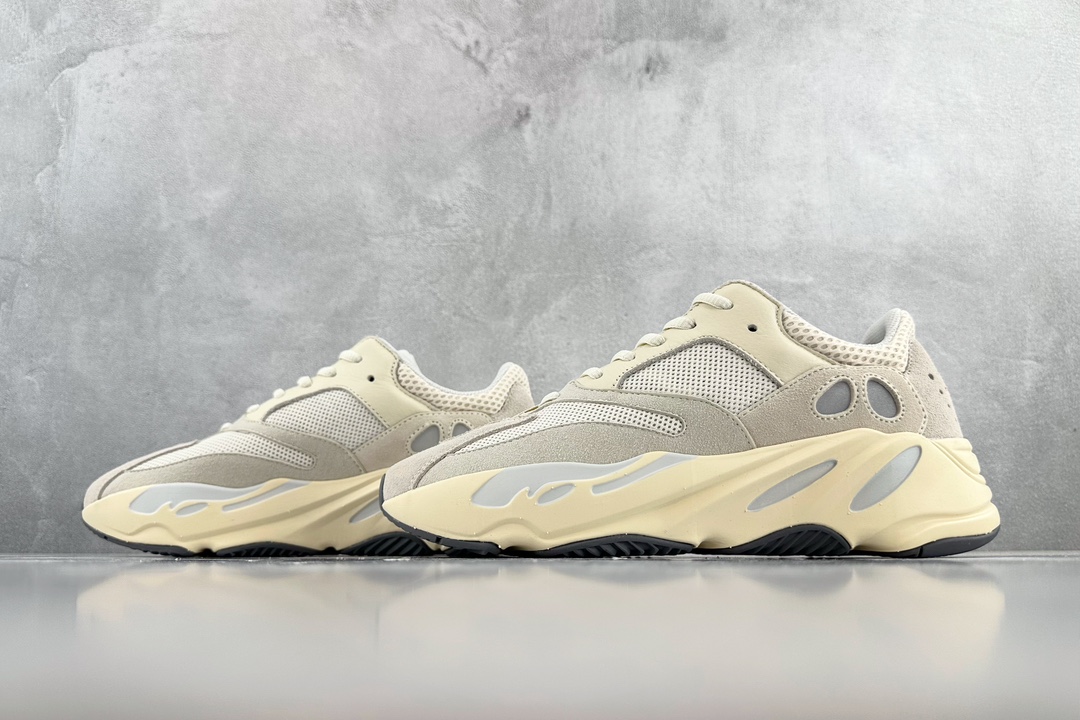 adidas originals Yeezy boost 700 gray and white Analog EG7596