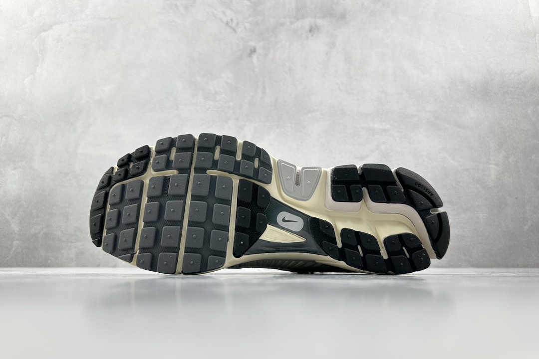 ST 220 Nike Air Zoom Vomero 5 灰黑 HF0731-007