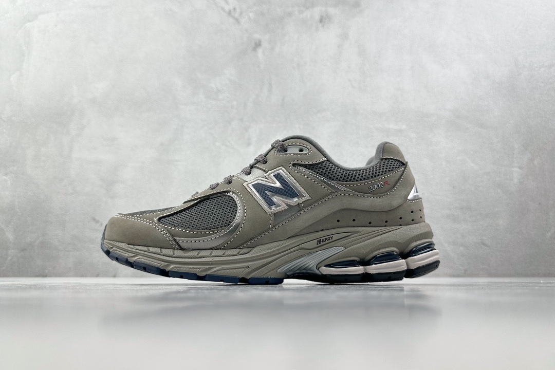CX专供 纯原
【NB】
纯原 New Balance NB 2002R灰

耗时两个月开发完成 全新开独立私模大底 全套原楦原纸板原厂数据开发 全鞋电脑针车加持 原厂网布 原装进口头层翻毛皮料 正确中底拉帮中底网布细节

货号：ML2002RA
尺码：35.5 36 37 37.5 38 38.5 39.5 40 40.5 41 41.5 42 42.5 43 44 44.5 45 46.5-WXH