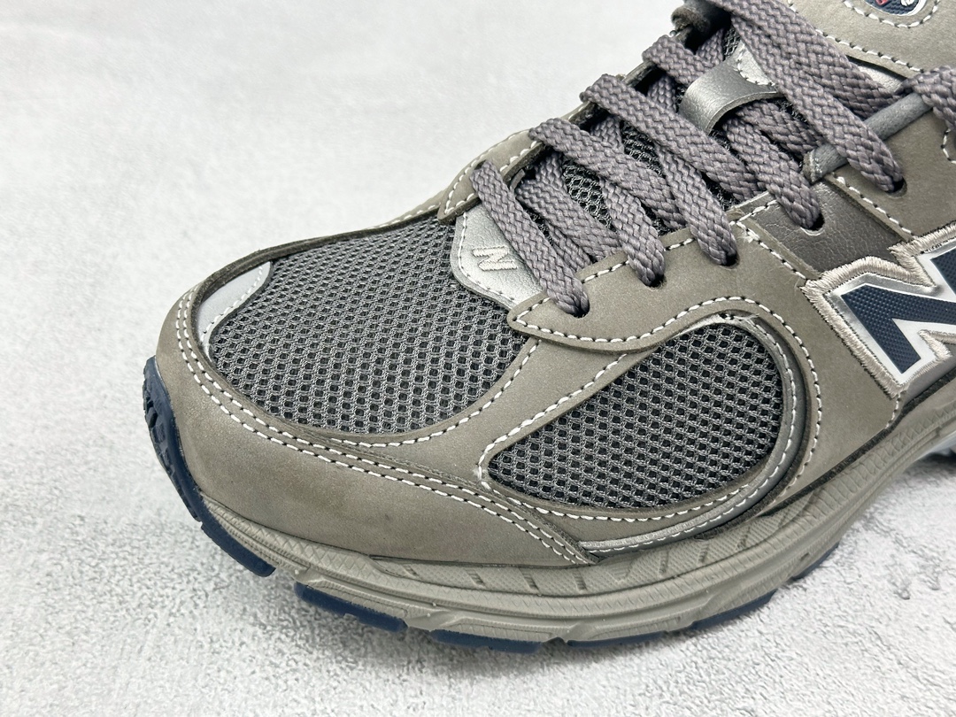 细节图
·
·
·
·
 CX专供 纯原
【NB】
纯原 New Balance NB 2002R灰

耗时两个月开发完成 全新开独立私模大底 全套原楦原纸板原厂数据开发 全鞋电脑针车加持 原厂网布 原装进口头层翻毛皮料 正确中底拉帮中底网布细节

货号：ML2002RA
尺码：35.5 36 37 37.5 38 38.5 39.5 40 40.5 41 41.5 42 42.5 43 44 44.5 45 46.5-WXH