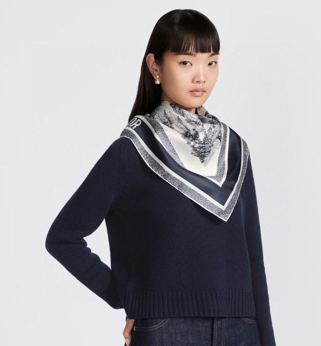 NO:168957,The latest counter is launched simultaneously. The latest counter is specialized in [Zoo Double-sided 90] Double-sided Silk Square Scarf, Tropical Rainforest Series. A very easy-to-match style for vacation and daily life. The order private flow is very easy to match when you see it. You will also look very energetic. You don’t need to say much. You can see the details clearly. The high-standard quality is absolutely praised. 90*90cm, 18 Mmisan silk, hand-curled edges, high-version scarf, real silk19860909专柜同步上新Do最最新的专柜主打【动物园双面90】双面同色真丝方巾,热带雨林系列 度假及日常都非常好搭配的款订单私流】一看到就想去度假平时穿搭也非常好搭配,整个人看起来都会神采奕奕好多不用多说,细节品质都看得清楚,绝对获赞的高规格品质90*90cm,18姆米桑蚕丝,手工卷边,高版本围巾,real silk,scarf