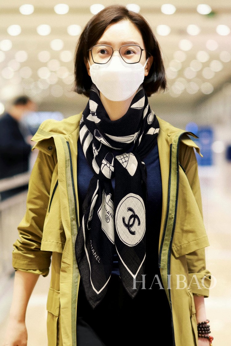 NO:168920,New Xiaoxiang [Xiaoxiang Shoes and Bag Print 140] Cashmere Square Scarf Recommended to grab VIP, be sure to start quickly [High-end, Big Love, Pure Cashmere, Baby Feelings So Feelings Feelings Flying Women's Beauty, Very Feelings, All Seasons, You Can Use Real Beauty, It's So Beautiful, It's So Beautiful, The Upper Body Effect is So Beautiful, The Quality is Very Perfect, The whole scarf gives people a big brand aura and is very exquisite and beautiful, It's definitely worth buying a new model. Once you get the real thing, you will be glad that you are a beautiful product for women. It's worth evaluating the perfect temperament and taste Ditails' first choice VIPs. The upper size is 140*140cm, 80 cashmere silk, high-end scarf, real silk19860909新款小香【小香鞋包印花140】羊绒方巾抢VIP推荐 下手一定要快【高端 大爱 纯羊绒 婴儿触感舒服到飞女人尤物 货极少 四季都可以用真心美的让人非常非常心动 上身效果简直美翻了 品质非常完美 整个围巾给人大牌气场的同时又非常精致秀丽绝对值得入手的新款 实物一拿到就会庆幸自己是女人的绝美好货 值得品鉴完美气质品味Ditails首选VIP们 上尺寸140*140cm,80羊绒真丝,高版本围巾,real silk,scarf