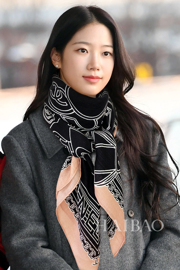 NO:168926,New Xiaoxiang [Little Xiang Line 140] Cashmere double-sided printed square scarf to grab VIP recommendations. Be sure to start quickly [High-end, love, pure cashmere, baby feels comfortable to touch, and the beauty of women is very rare. You can use it in all seasons to make people very beautiful. The upper body effect is simply beautiful. The quality is very perfect. The whole scarf gives people a big brand aura and is very exquisite and beautiful. The new style is definitely worth buying. Once you get the real thing, you will be glad that you are a beautiful product for women. It is worth evaluating the perfect temperament and taste. Ditails' first choice VIPs. The upper size is 140*140cm, 80 cashmere silk, high-end scarf, real silk19860909新款小香【小香线条图140】羊绒双面印花方巾抢VIP推荐 下手一定要快【高端 大爱 纯羊绒 婴儿触感舒服到飞女人尤物 货极少 四季都可以用真心美的让人非常非常心动 上身效果简直美翻了 品质非常完美 整个围巾给人大牌气场的同时又非常精致秀丽绝对值得入手的新款 实物一拿到就会庆幸自己是女人的绝美好货 值得品鉴完美气质品味Ditails首选VIP们 上尺寸140*140cm,80羊绒真丝,高版本围巾,real silk,scarf