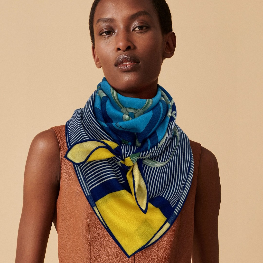 NO:168960,The new and awesome hit model [Ma Chew Lock Ring 110] [Absolute Top Quality] Super value feedback, which will definitely scream counter quality. This model is H limited edition model. The top visual feast counter has a limited edition color. The number of top silk cashmere works is very luxurious. It is difficult to log in to the whole city without imitation products!  The best HERMES masterpiece is an absolute top-notch product in overseas counters!  Special channels sell one for one less cashmere mulberry silk, pure hand-made curled edges, 110cm*110cm!  High-end scarf, hermes19860909上新牛逼爆款【马嚼锁环110】【绝对顶级品质】超值回馈绝对会尖叫的专柜品质此款是H限量款,顶级视觉盛宴专柜限量色非常奢华顶级丝羊绒作品套数多难度高,非仿货所能及全城独家登陆！海外专柜同步绝对的顶级好货HERMES力作！特殊渠道货卖一个少一个70山羊绒桑蚕丝,纯手工卷边,110cm*110cm！重磅推荐,高版本围巾,hermes,scarf