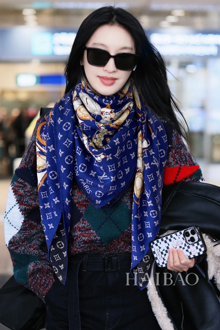 NO:168948,The latest model specially provided by the Dragon of Zodiac is the donkey's latest model [Zodiac Dragon Double-Side Two-Color 140] cashmere square scarf, Precious Dragon square scarf combines Chinese New Year elements, creative interpretation of the brand's classic Monogram pattern. The flying dragon entrenched in a corner is like jewelry, injecting mythical charm into the soft design. It is highly recommended that the hand is slow and the price is really good. This size is not big or small, and it is very easy to match. The quality is super easy to get. The high-end quality will be understood. The high-end details are what you see and what you get is the heavy and huge VIP customer must-earn 140*140cm30 silk 70 cashmere, high-version scarf, louis vuitton, louis vuitton, real silk19860909生肖龙来啦 驴家特供的最新款【生肖龙双面双色140】羊绒方巾,Precious Dragon 方巾融汇农历新年元素,创意解读品牌经典Monogram 图案.盘踞一隅的飞龙恰似珠宝般闪耀宝石华彩,为柔美设计注入神话魅力.强烈推荐手慢无价格真心好,这个size不大不小特别好搭配,品质超级好拿到手就会懂的高端品质,高端细节所见即所得重磅巨献VIP客户必入推荐140*140cm30真丝70羊绒,高版本围巾,louis vuitton,louis vuitton,real silk,scarf