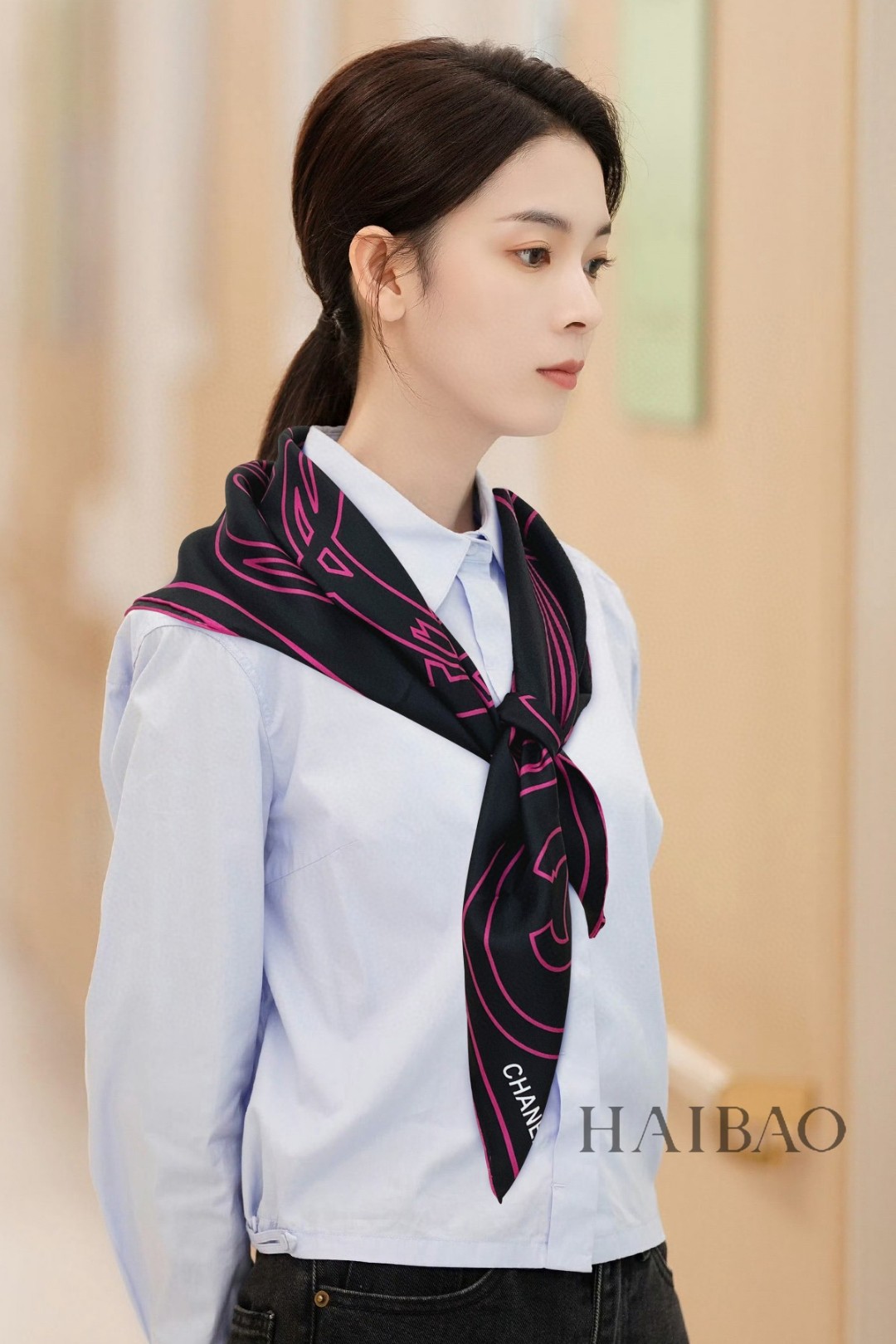 NO:168996,New Xiaoxiang [small double C-line logo single-sided 90] Silk square scarf grabs VIP recommendation. Be sure to start quickly [high-end, love women's beauty, very few goods, you can use true and beautiful all seasons to make people very, very attractive. The upper body effect is simply beautiful. The quality is very perfect. The whole scarf gives people a big brand aura and is very exquisite and beautiful. It is definitely worth buying a new model. Once you get the real thing, you will be glad that you are a beautiful product for women. It is worth evaluating the perfect temperament and taste. Ditails' first choice VIPs on 90*90 Top twill silk, high-version scarf, real silk19860909新小香【小双C线条标志单面90】真丝方巾抢VIP推荐 下手一定要快【高端 大爱女人尤物 货极少 四季都可以用真心美的让人非常非常心动 上身效果简直美翻了 品质非常完美 整个围巾给人大牌气场的同时又非常精致秀丽绝对值得入手的新款 实物一拿到就会庆幸自己是女人的绝美好货 值得品鉴完美气质品味Ditails首选VIP们 上90*90 顶级斜纹真丝,高版本围巾,real silk,scarf