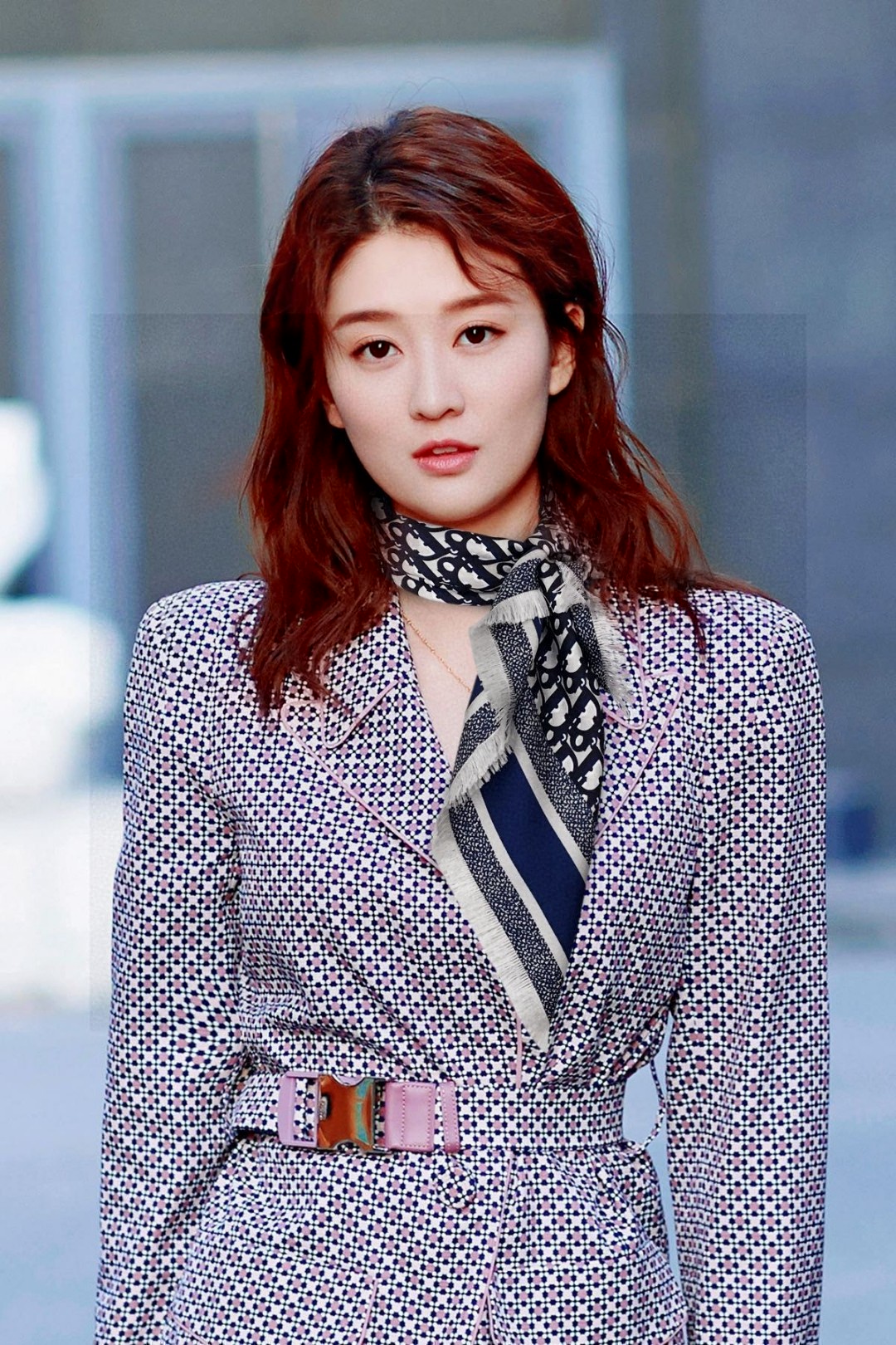 NO:168998,The hot silk is here Dior's latest counter style [D letter lock edge 90] Silk square scarf. A style that is very easy to match on vacation and daily life. The order private flow is very easy to match when you see it. You will want to go on vacation and wear it very well. The whole person looks so energetic. Needless to say, the details can be seen clearly. The high-standard quality hand-made lock edges are absolutely praised. Size 90*90 square scarf, twill silk, high-version scarf, dior, real silk19860909爆款真丝来啦Dior最最新的专柜主打款【D字母锁边90】真丝方巾 度假及日常都非常好搭配的款订单私流】一看到就想去度假平时穿搭也非常好搭配,整个人看起来都会神采奕奕好多不用多说,细节品质都看得清楚,绝对获赞的高规格品质手工锁边 尺寸90*90方巾,斜纹真丝,高版本围巾,dior,real silk,scarf