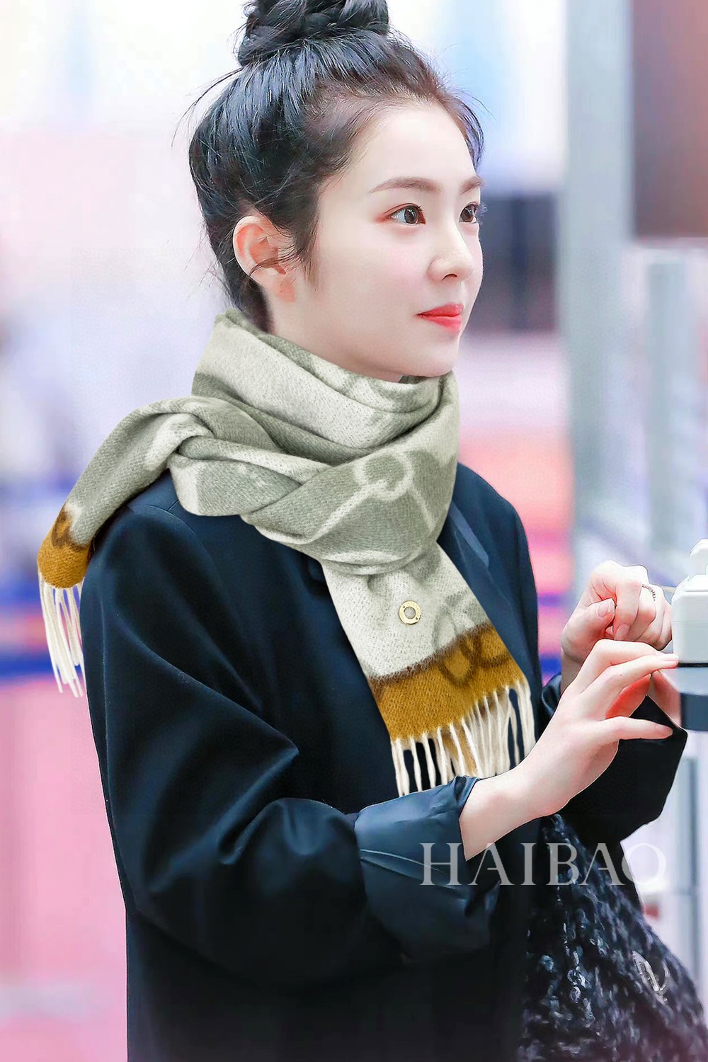 NO:168971,LP cashmere family, the newest in cashmere industry, only make the best Piyana winter new styles for men and women can use [LP illustration cashmere long scarf], you can go and see it yourself. The price of his house will probably discourage you. It is too expensive, it is simply a noble price. Water-ripped cashmere has super high cashmere quality and will be favored by this brand. This cashmere printed boutique scarf is very rare in the market. It is really a super high-end product. Only this big brand will have classical patterns   leopard print double-sided printing fashionable decoration, which surrounds the neck with generous and decent. Simple but not simple, light without losing decoration. Specifications 33x190cm Material top-end wild cashmere, high-version scarf, loro piana19860909LP羊绒世家,羊绒界的新贵,只做最好的皮雅娜冬季新款男女都可以用【LP插图羊绒长巾】,自己可以去看看哦,他家的价格估计会让你却步,太贵了,简直是贵族的价格.水波纹羊绒具有超高羊绒品质才会被此品牌青睐这种羊绒印花精品围巾是市场上及其少见的,真是超级高端货只有这种大品牌才会拥有古典花纹 豹纹双面印花时尚装饰,环绕颈间大方得体.简单而不简陋,清淡而不失装饰.规格33x190cm 材质最顶端野山羊绒,高版本围巾,loro piana,scarf