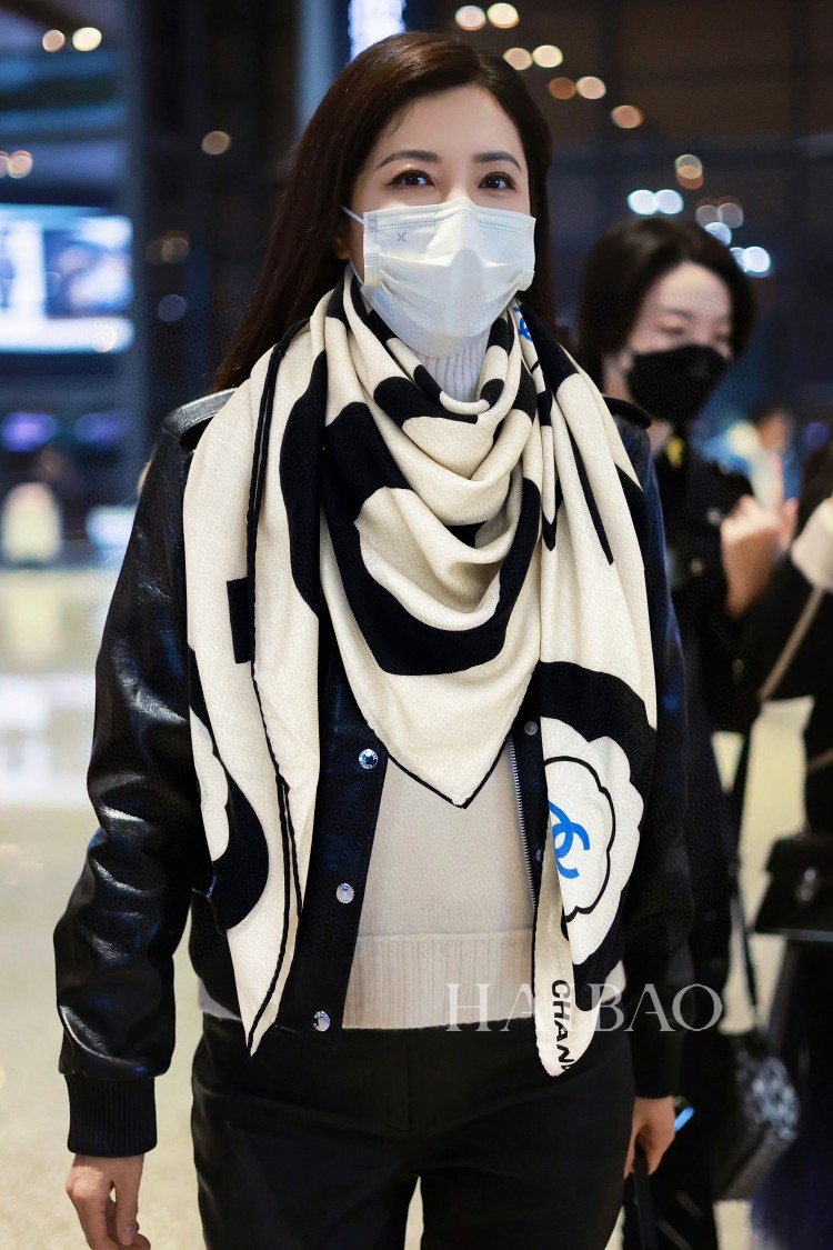 NO:168979,New model [Double C large letter 140] Cashmere square scarf grabs VIP recommendation. Be sure to start quickly [High-end, love, pure cashmere, baby feels comfortable to touch, and the beauty of women is very rare. You can use it in all seasons to make people very beautiful. The upper body effect is simply beautiful. The quality is perfect. The whole scarf gives people a big brand aura and is very exquisite and beautiful. The new model is definitely worth buying. Once you get the real thing, you will be glad that you are a beautiful product for women. It is worth evaluating the perfect temperament and taste. Ditails' first choice VIPs. The upper size is 140*140cm, 80 cashmere silk, high-end scarf, real silk19860909新款【双C大号字母140】羊绒方巾抢VIP推荐 下手一定要快【高端 大爱 纯羊绒 婴儿触感舒服到飞女人尤物 货极少 四季都可以用真心美的让人非常非常心动 上身效果简直美翻了 品质非常完美 整个围巾给人大牌气场的同时又非常精致秀丽绝对值得入手的新款 实物一拿到就会庆幸自己是女人的绝美好货 值得品鉴完美气质品味Ditails首选VIP们 上尺寸140*140cm,80羊绒真丝,高版本围巾,real silk,scarf