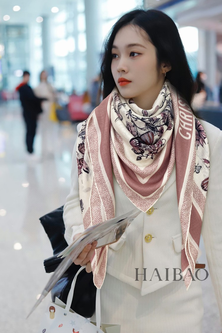 NO:168987,New D Home [D Mexican Flower 140] Double-sided printed cashmere square scarf grabs VIP recommendations. Be sure to start quickly [High-end, love, pure cashmere, baby feels comfortable to touch, very few products, can be used in all seasons, so it makes people very beautiful, the upper body effect is simply beautiful, the quality is perfect, the whole scarf gives people a big brand aura and is very exquisite and beautiful, which is definitely worth buying. Once you get the real thing, you will be glad that you are a beautiful woman's product. It is worth evaluating the perfect temperament and taste Ditails' first choice VIPs. The upper size is 140*140cm, 80 cashmere silk, high-end scarf, dior, real silk19860909新款D家【D墨西哥花卉140】双面印花羊绒方巾抢VIP推荐 下手一定要快【高端 大爱 纯羊绒 婴儿触感舒服到飞女人尤物 货极少 四季都可以用真心美的让人非常非常心动 上身效果简直美翻了 品质非常完美 整个围巾给人大牌气场的同时又非常精致秀丽绝对值得入手的新款 实物一拿到就会庆幸自己是女人的绝美好货 值得品鉴完美气质品味Ditails首选VIP们 上尺寸140*140cm,80羊绒真丝,高版本围巾,dior,real silk,scarf