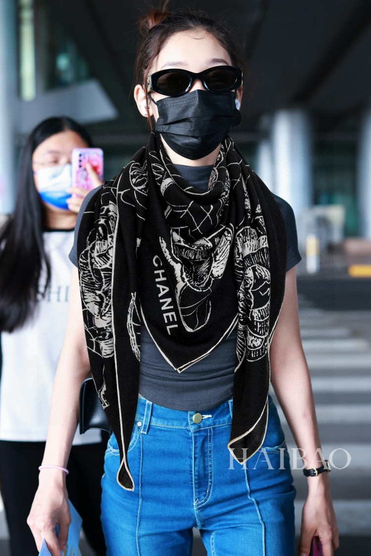 NO:168997,New Xiaoxiang [Handpainted Camellia 140] Double-sided, same-color cashmere printed square scarf to grab VIP recommendations. Be sure to start quickly [High-end, love, pure cashmere, baby feels comfortable to touch, very few products, can be used in all seasons, so it makes people very beautiful, the upper body effect is simply beautiful, the quality is perfect, the whole scarf gives people a big brand aura and is very exquisite and beautiful, which is definitely worth buying. Once you get the real thing, you will be glad that you are a beautiful woman's product. It is worth evaluating the perfect temperament and taste Ditails' first choice VIPs. The upper size is 140*140cm, 80 cashmere silk, high-end scarf, real silk19860909新款小香【手绘山茶花140】双面同色羊绒印花方巾抢VIP推荐 下手一定要快【高端 大爱 纯羊绒 婴儿触感舒服到飞女人尤物 货极少 四季都可以用真心美的让人非常非常心动 上身效果简直美翻了 品质非常完美 整个围巾给人大牌气场的同时又非常精致秀丽绝对值得入手的新款 实物一拿到就会庆幸自己是女人的绝美好货 值得品鉴完美气质品味Ditails首选VIP们 上尺寸140*140cm,80羊绒真丝,高版本围巾,real silk,scarf