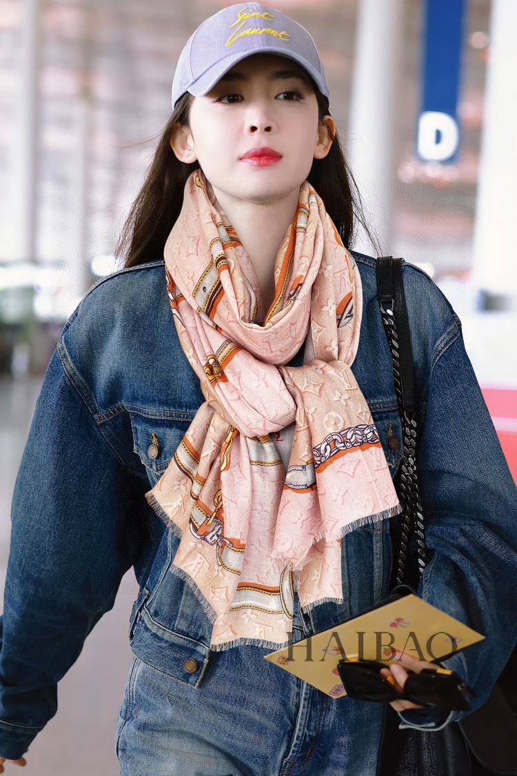 NO:169470,Cashmere long scarf counter synchronization really praises Donkeys [L padlock and chain long scarf], Louis Vuitton classic Monogram pattern with leather straps adds a gorgeous style. It is highly recommended that the size is not big or small, especially easy to match. The quality is super easy to get. The high-end quality will be understood by hand. The high-end details are what you see and what you get is the heavy and huge VIP customer must enter Recommended size 110*200cm cashmere, high-version scarf, louis vuitton, louis vuitton, louis vuitton19860909羊绒长巾专柜同步真心赞驴家【L挂锁和链条长巾】,路易威登经典 Monogram 图案搭配皮革饰带再添华美格调.强烈推荐手慢无这个size不大不小特别好搭配,品质超级好拿到手就会懂的高端品质,高端细节所见即所得重磅巨献VIP客户必入推荐尺寸110*200cm羊绒,高版本围巾,louis vuitton,louis vuitton,louis vuitton,scarf