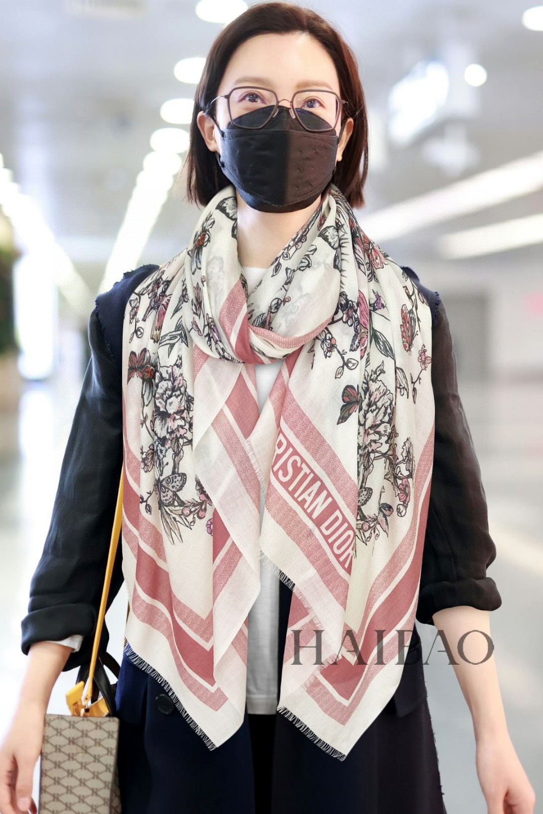 NO:169476,G-home counter new style [D Mexican flower scarf] cashmere long scarf is beautiful [Tear] The royal palace-level new style counter is on sale. The classic logo pattern printing design style is extremely beautiful. Really, the upper body is extremely skin-skin color. It is versatile. Look at it yourself if you look good or not. Size 110x200cm, top-grade pure cashmere, high-version scarf, gucci19860909G家专柜新款【D墨西哥花卉长巾】羊绒长巾美翻了[流泪]御用殿堂级极品新款专柜在售 经典logo图案印花设计风格美丽至极 真的 上身极为衬肤色 百搭 好看不好看自己看吧 尺寸110x200cm ,顶级纯羊绒,高版本围巾,gucci,scarf