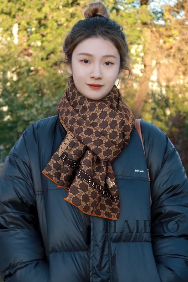 NO:169488,New Serine [Arc de Triomphe logo long scarf] Recommended by VIP, you must start quickly [High-end, love, women's beauty, very few goods, can be used in all seasons to make people very beautiful, the upper body effect is simply beautiful, the quality is perfect, the whole scarf gives people a big brand aura and is very exquisite and beautiful, which is definitely worth buying. Once you get the real thing, you will be glad that you are a beautiful woman's product. It is worth evaluating the perfect temperament and taste Ditails' first choice VIPs. 63*180cm, 70 cashmere silk, high-end scarf, real silk19860909新款瑟琳【凯旋门标志长围巾】抢VIP推荐 下手一定要快【高端 大爱 女人尤物 货极少 四季都可以用真心美的让人非常非常心动 上身效果简直美翻了 品质非常完美 整个围巾给人大牌气场的同时又非常精致秀丽绝对值得入手的新款 实物一拿到就会庆幸自己是女人的绝美好货 值得品鉴完美气质品味Ditails首选VIP们 上63*180cm,70羊绒真丝,高版本围巾,real silk,scarf