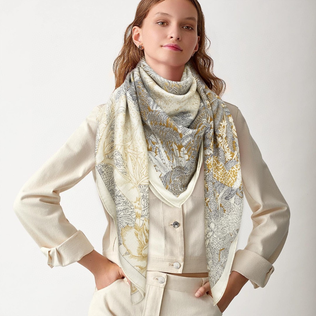 NO:169517,New cashmere model (the price is different from the off-white price) I bought it and said it looks good. [Jungle version Fubao 140] cashmere square scarf, top-level craftsmanship and value Hermes counter hits three-dimensional presentation pattern patterns and patterns, very high grade special craftsmanship and high-end research and development, and awesome special technology and high-end process are popular with white and rich beauty. Whether it is quality, style, price, they scream, super high cost performance, absolutely worth buying. Size 140cm*140cm, 70 cashmere silk, high-version scarf, hermes, real silk19860909羊绒新款（米白色价格不同）买了都说好看推荐【丛林版福宝140】羊绒方巾,顶级工艺超值爱马仕专柜爆款立体呈现图案纹路实物档次极高特殊工艺高端研发惊艳问世特殊尖端工艺处理受到白富美的喜欢 无论是品质 款式 价格都令大牌控的她们尖叫 超高性价比 绝对值得入手尺寸140cm*140cm,70羊绒真丝,高版本围巾,hermes,real silk,scarf