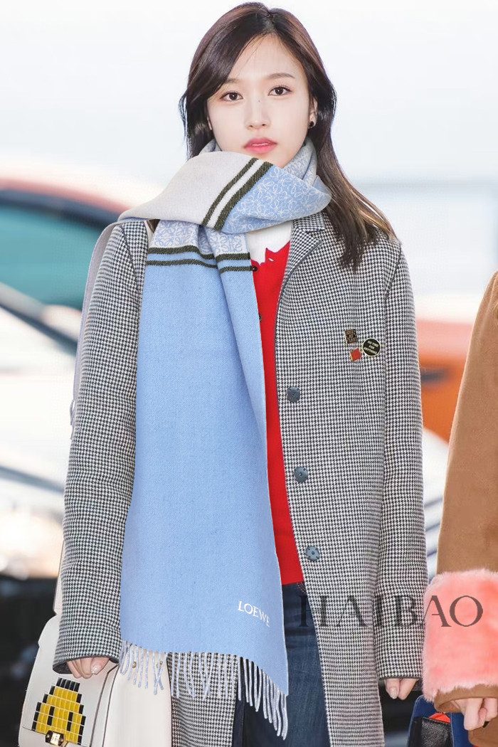 NO:169545,The top original single neutral Loewe [LW color-blocking logo double-sided long scarf] is very lucky to get the things from this brand. It is really rare. It rarely makes orders in China. There are really few styles. Poor Loewe, as the top luxury brand in Spain, adheres to tradition, skills, enthusiasm, and exudes a unique Spanish aristocratic atmosphere! This model is a custom window model for Barcelona counters! The overall composition of the scarf is the most classic LOGO style design of their brand. Specifications are 30*200, material wool, high-version scarf, loewe19860909顶级原单中性款罗意威【LW拼色标志双面长巾】很幸運拿到這個品牌的東西,真的不多見,很少在國內做訂單,款式真的少的可怜羅意威作為西班牙的頂尖奢侈品牌,秉承傳統,技藝,熱誠,散髮獨特的西班牙貴族氣息！本款為巴塞羅納專櫃的櫥窗定制款！围巾整体构图为他们品牌最经典的LOGO风格设计.规格30*200,材质羊毛,高版本围巾,loewe,scarf