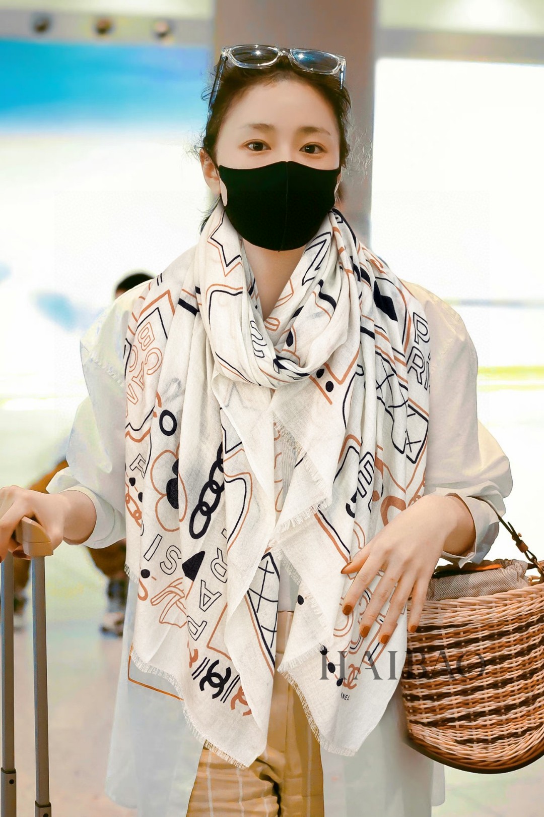 NO:169523,New Xiangjia [Xiaoxiang Logo Printed Long Scarf] Cashmere Long Scarf Recommended to grab VIP Recommendation. Be sure to start quickly [High-end, Big Love, Top-level pure cashmere, Baby feels comfortable to touch, Female beauty, You can use it in all seasons to make people very beautiful, The upper body effect is simply beautiful, The quality is perfect, The whole scarf gives people a big brand aura and is very exquisite and beautiful, which is definitely worth buying. Once you get the real thing, you will be glad that you are a beautiful product for women. It is worth evaluating the perfect temperament and taste Ditails' first choice VIPs 200*110 Top-level pure cashmere, high-version scarf, chanel19860909上新香家【小香徽标印花长巾】羊绒长巾抢VIP推荐 下手一定要快【高端 大爱 顶级纯山羊绒 婴儿触感舒服到飞女人尤物 货极少 四季都可以用真心美的让人非常非常心动 上身效果简直美翻了 品质非常完美 整个围巾给人大牌气场的同时又非常精致秀丽绝对值得入手的新款 实物一拿到就会庆幸自己是女人的绝美好货 值得品鉴完美气质品味Ditails首选VIP们 上200*110 顶级纯山羊绒,高版本围巾,chanel,scarf