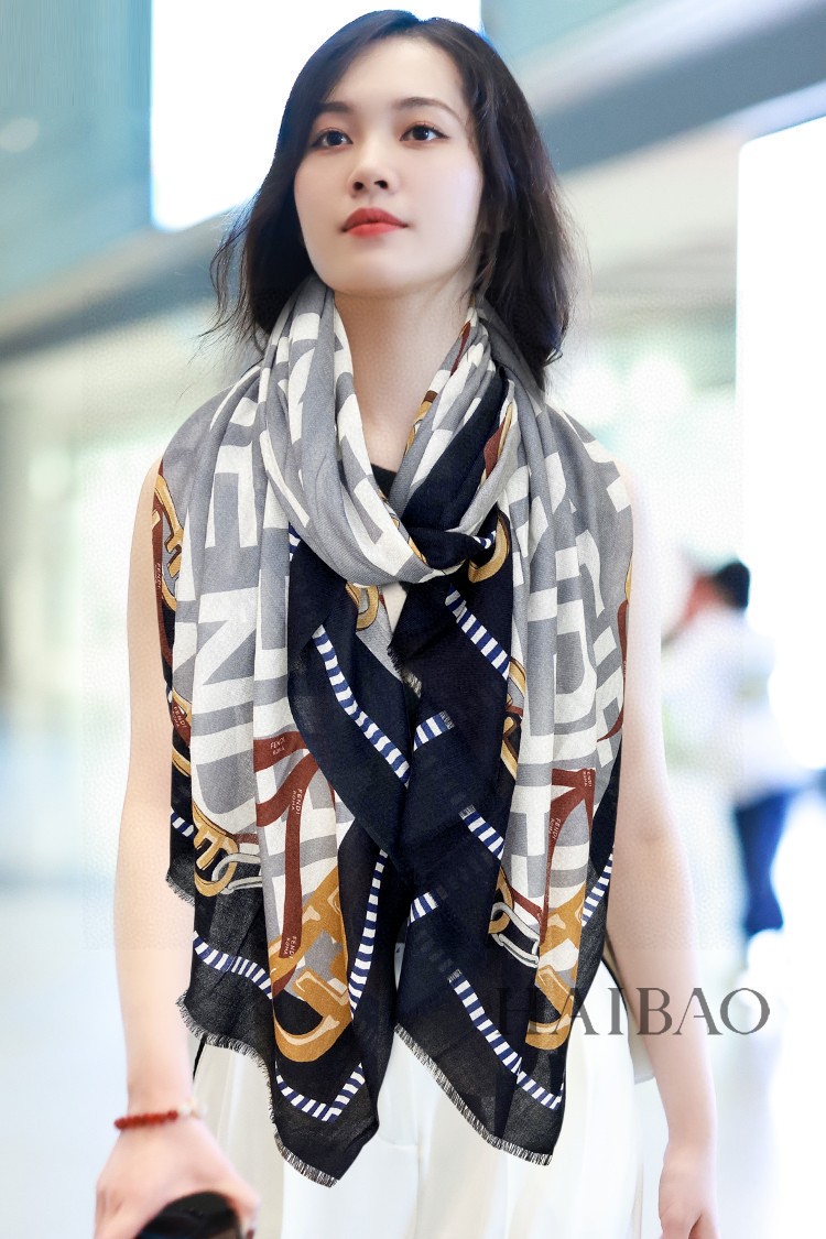 NO:169531,New FD [FF letters and chain scarf] Cashmere long scarf grab VIP recommendations. Be sure to start quickly [High-end, love, top-level pure cashmere, baby feels comfortable to touch, and the beauty of women, very few products, can be used in all seasons, so it makes people very, very attractive. The upper body effect is simply beautiful, the quality is perfect, the whole scarf gives people a big brand aura and is very exquisite and beautiful, which is definitely worth buying. Once you get the real thing, you will be glad that you are a beautiful product for women. It is worth evaluating the perfect temperament and taste of Ditails' first choice VIPs. 200*110 Top-level pure cashmere, high-version scarf19860909上新FD【FF字母与链条长巾】羊绒长巾抢VIP推荐 下手一定要快【高端 大爱 顶级纯山羊绒 婴儿触感舒服到飞女人尤物 货极少 四季都可以用真心美的让人非常非常心动 上身效果简直美翻了 品质非常完美 整个围巾给人大牌气场的同时又非常精致秀丽绝对值得入手的新款 实物一拿到就会庆幸自己是女人的绝美好货 值得品鉴完美气质品味Ditails首选VIP们 上200*110 顶级纯山羊绒,高版本围巾,scarf