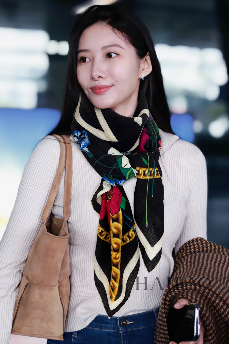 NO:169575,I bought a new cashmere model and said it looks good. [GG Chain Flower 140] Cashmere square scarf D home ZG popular three-dimensional presentation pattern and pattern physical objects, extremely high grade, special craftsmanship and high-end research and development, and special cutting-edge technology processing is loved by Bai Fumei. Whether it is quality, style, price, they scream, super high cost performance, absolutely worth buying. Size 140cm*140cm, cashmere, high-version scarf, dior19860909羊绒新款买了都说好看推荐【GG链条花卉140】羊绒方巾D家ZG爆款立体呈现图案纹路实物档次极高特殊工艺高端研发惊艳问世特殊尖端工艺处理受到白富美的喜欢 无论是品质 款式 价格都令大牌控的她们尖叫 超高性价比 绝对值得入手尺寸140cm*140cm,羊绒,高版本围巾,dior,scarf