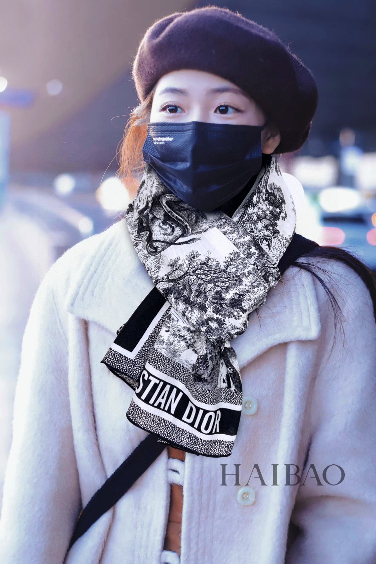 NO:169823,The latest counter of the new D home is mainly [D animal cashmere long scarf] rolled-edged long scarf. A style that is very easy to match on vacation and daily life. The order private flow is very easy to match when you see it. You will look very energetic. You don’t need to say much. You can see the details clearly. The high-standard quality size is 65*185cm, top cashmere [color], high-end scarf, dior19860909新D家最最新的专柜主打【D动物羊绒长围巾】卷边长巾 度假及日常都非常好搭配的款订单私流】一看到就想去度假平时穿搭也非常好搭配,整个人看起来都会神采奕奕好多不用多说,细节品质都看得清楚,绝对获赞的高规格品质尺寸65*185cm,顶级羊绒[色],高版本围巾,dior,scarf