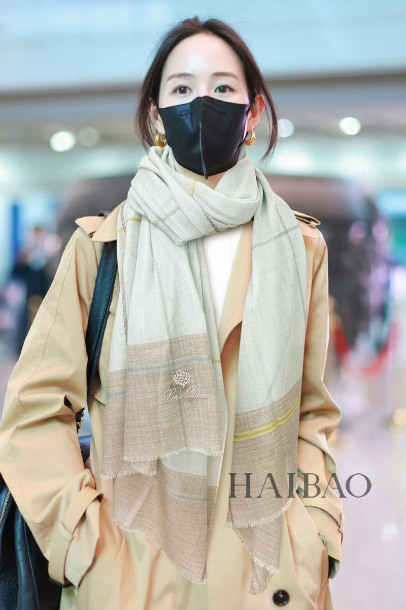 NO:169829,LP top original sheet [LP silver-line interlaced striped scarf] high-end products are presented with a heavy weight, unprecedented, pure cashmere, which feels so good that it is definitely another slow-handed one. The process uses 300 imported pure cashmere combined with colored edge embellishments, which is very classy, ​​low-key and small luxury. Size 90*205cm imported pure cashmere woven, high-version scarf, loro piana19860909LP极品原单【LP银线交错条纹长巾】高尖端产物重磅呈现 ,绝无仅有 史无前例 纯山羊绒 手感好到爆绝对又是一款手慢无 工艺上采用的是进口300支纯羊绒结合彩边点缀,非常显档次,低调中带着小奢华.尺寸90*205cm 进口纯羊绒织就,高版本围巾,loro piana,scarf