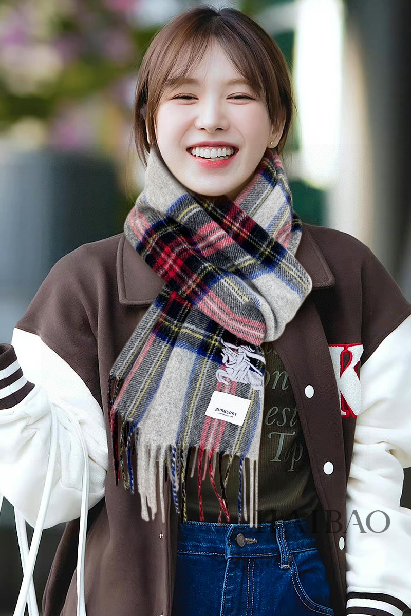 NO:169867,Burberry neutral style [Hori Colored Line Plaid Long Scarf] European and American style is another fashionable and practical long scarf. The color matching of men and women is very coordinated. The pure cashmere feels soft and good to make it fashionable, warm and atmospheric. Don’t miss it. The size is 30*. Please grab it quickly. High-end scarf. Burberry19860909巴宝莉中性款【马标彩线格纹长巾】欧美范儿又是一款即时尚又实用的长围巾,男女通用颜色搭配很协调,纯羊绒手感柔软好到爆带起来时尚暖和大气有范儿,格子控们,不要错过哦,尺寸30*,亲们速度开抢,高版本围巾,burberry,scarf