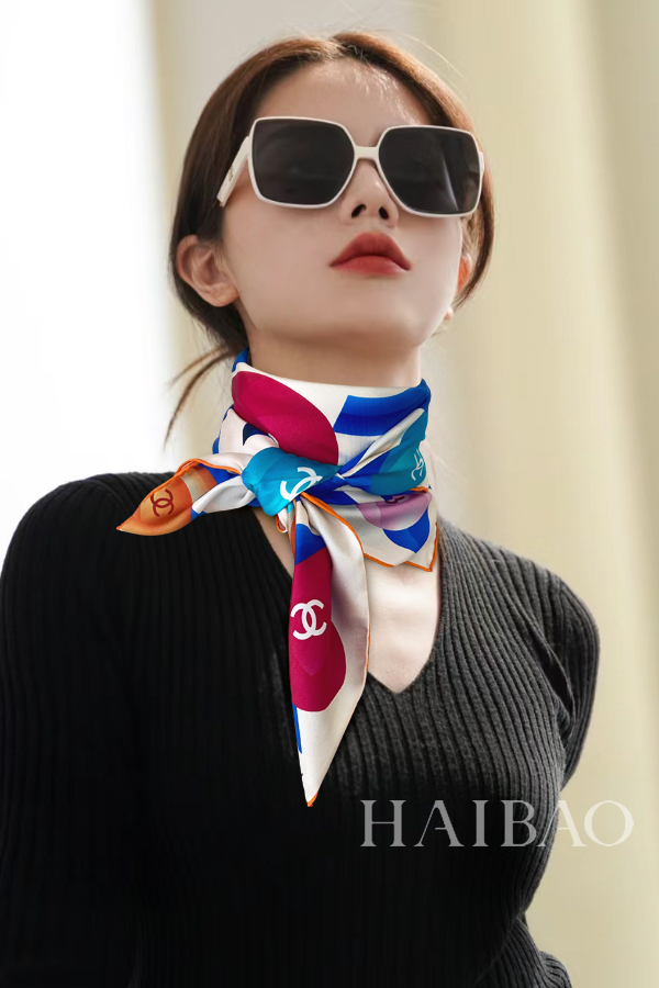 NO:169845,New Xiaoxiang [Small Fragrance Window Flower Pattern 90] Silk Square Scarf Snack VIP Recommendation. Be sure to start quickly [High-end, love women's beauty, very few products, you can use it in all seasons to make people very beautiful, the upper body effect is simply beautiful, the quality is perfect, the whole scarf gives people a big brand aura and is very exquisite and beautiful, which is definitely worth buying. Once you get the real thing, you will be glad that you are a beautiful product for women. It is worth evaluating the perfect temperament and taste Ditails' first choice VIPs on 90*90 Top twill silk, high-version scarf, real silk19860909新小香【小香窗花图案90】真丝方巾抢VIP推荐 下手一定要快【高端 大爱女人尤物 货极少 四季都可以用真心美的让人非常非常心动 上身效果简直美翻了 品质非常完美 整个围巾给人大牌气场的同时又非常精致秀丽绝对值得入手的新款 实物一拿到就会庆幸自己是女人的绝美好货 值得品鉴完美气质品味Ditails首选VIP们 上90*90 顶级斜纹真丝,高版本围巾,real silk,scarf