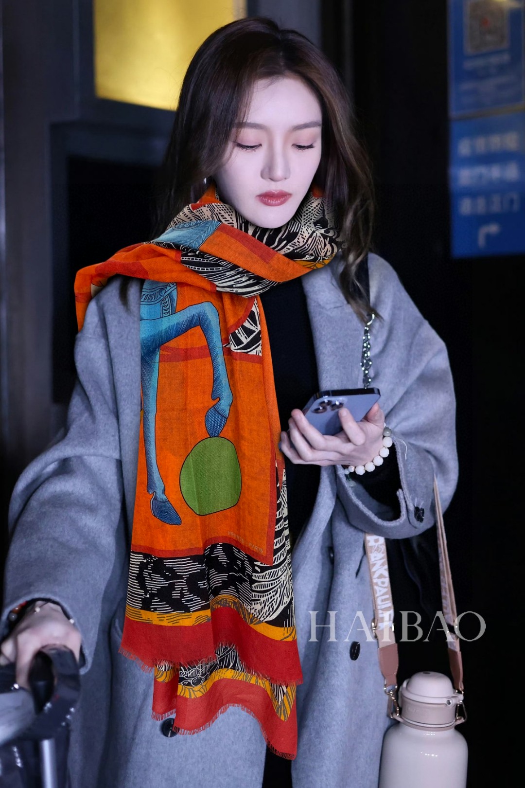 NO:169863,The most powerful hard product of the year [Silhouette Knight Long Scarf] Cashmere Long Scarf highly recommended heavy-weight imported pure cashmere scarf, the best cashmere fiber, without any variegated color, the best among real luxury goods, the texture looks more luxurious, the feel is great, the texture is not to be described in more detail. I just want to say that if you meet it, you are lucky to meet it, size 110*200cm, selected pure cashmere, high-version scarf19860909H家年度最牛硬货【剪影骑士长巾】羊绒长巾极力推荐款重磅进口纯羊绒围巾,最好的羊绒纤维,没有一丝杂色,真正的奢侈品中的极品,质感显得更加奢华,手感棒极了质感品质不想多做描述 只想说,能遇到就是幸运尺寸110*200cm,精选纯羊绒,高版本围巾,scarf