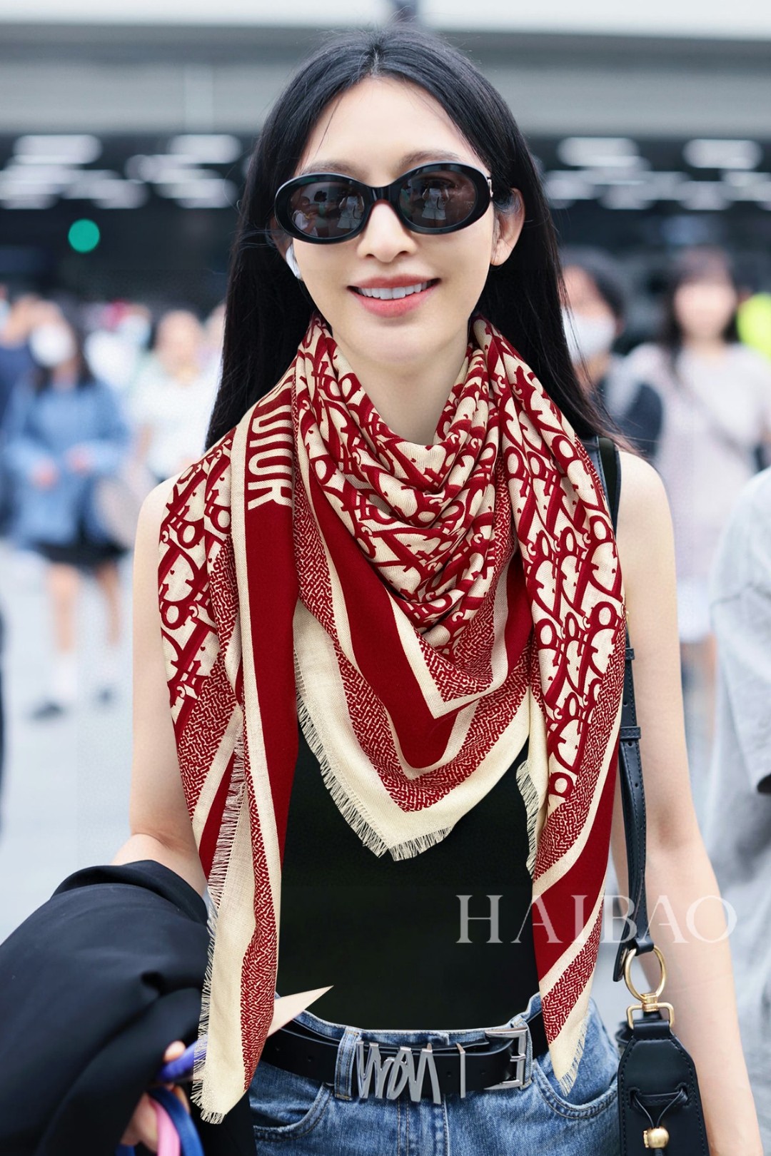 NO:169859,The hot product is here Dior's latest counter main model [D letter presbyterian lock edge 140] cashmere square scarf, a very easy-to-match style for vacation and daily life, order private flow] I want to go on vacation and go outfits very well, and I look very energetic, needless to say, the details can be seen clearly, the high-standard quality hand-made lock edges are absolutely praised. Size 140*140 square scarf, cashmere square scarf, high-version scarf, dior19860909爆款来啦Dior最最新的专柜主打款【D字母老花锁边140】须边羊绒方巾 度假及日常都非常好搭配的款订单私流】一看到就想去度假平时穿搭也非常好搭配,整个人看起来都会神采奕奕好多不用多说,细节品质都看得清楚,绝对获赞的高规格品质手工锁边 尺寸140*140方巾,羊绒方巾,高版本围巾,dior,scarf