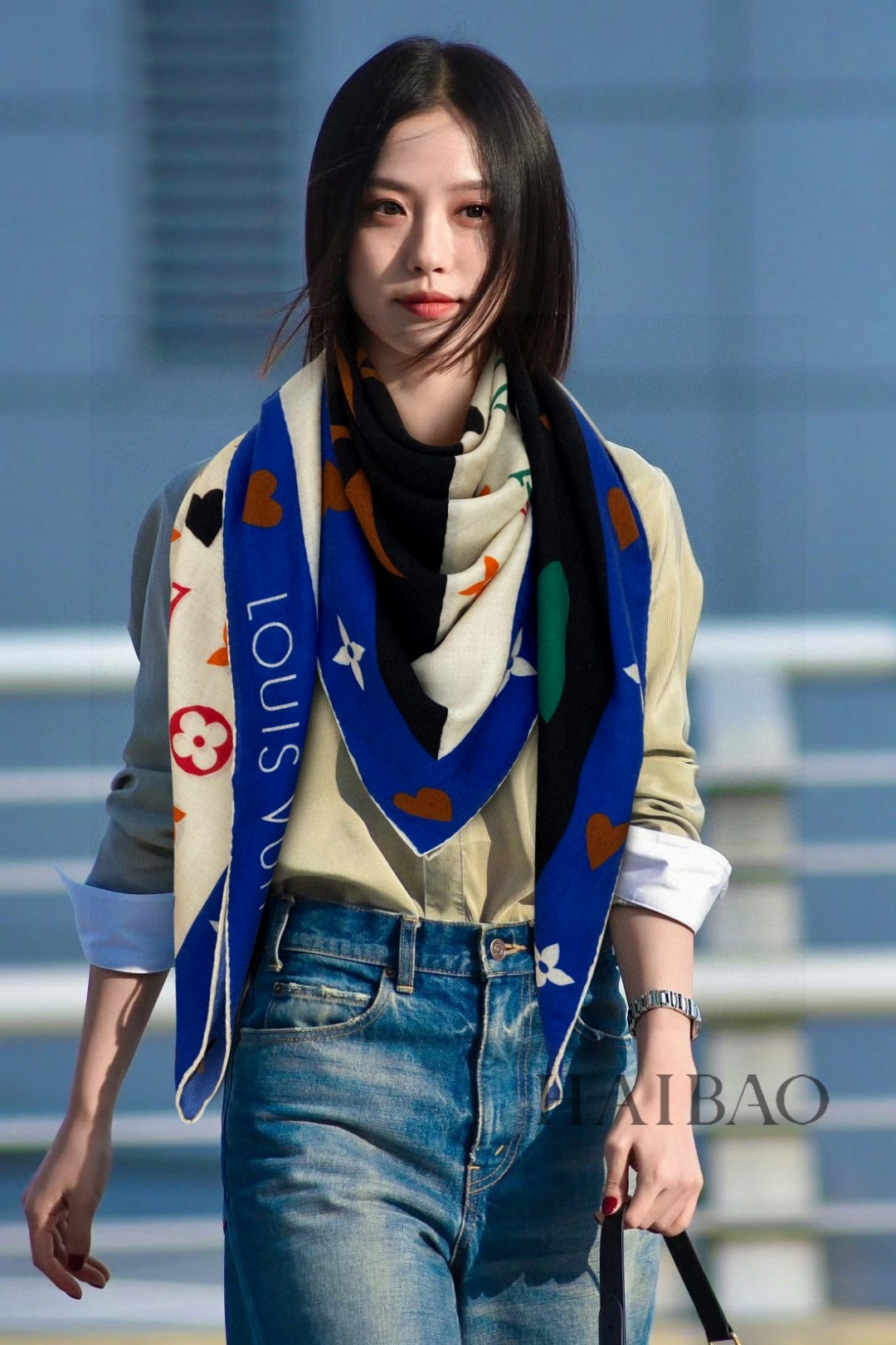 NO:169865,The cow is on the market. 【L Two Color Flower 140】Cashmere square scarf praises classic patterns between square inches Louis Vuitton logo Two Color patterns spliced ​​to create an artistic atmosphere, heart-shaped decorative edges, elegant hand-made curly edges. It is highly recommended to be slow and don’t go to the counter to buy the price. The price is really good. This size is not big or small, especially good to match. The quality is super easy to get. The high-end quality will be understood. High-end details, what you see is what you get, the heavy and huge VIP customers must buy 140*140cm, 70 cashmere silk, high-end scarf, louis vuitton, real silk19860909牛货上啦真心赞【L双色花卉140】羊绒方巾于方寸之间赞颂经典图案路易威登标志双色图案拼接出艺术气息,心形装饰边缘,搭配雅致手工卷边.强烈推荐手慢无千万别去专柜买绝对一模一样价格真心好,这个size不大不小特别好搭配,品质超级好拿到手就会懂的高端品质,高端细节所见即所得重磅巨献VIP客户必入推荐140*140cm,70羊绒真丝,高版本围巾,louis vuitton,real silk,scarf