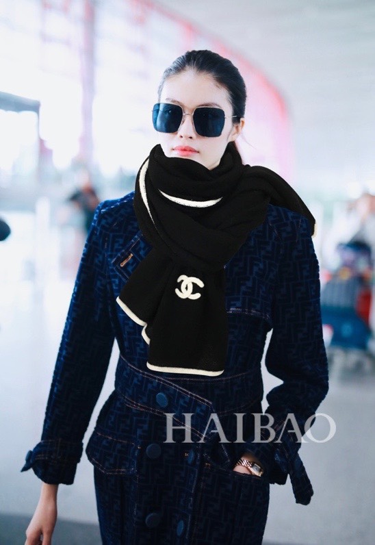 NO:169873,Fragrant new style [Double C-edged striped shawl] Cashmere long scarf is beautiful [Tear] The imperial palace-level top-quality new style is on sale Imported pure cashmere fashionable simple striped knitted wool is extremely beautiful. Really, the upper body is extremely skin-skin color versatile. Look at it yourself if you look good or not. Scarf size 80*200cm, selected pure cashmere, the first choice for gift gifts, high-end scarf, shawls19860909香新款【双C边条纹披肩】羊绒长巾美翻了[流泪]御用殿堂级极品新款在售 进口纯羊绒时尚简约镶边针织毛线美丽至极 真的 上身极为衬肤色 百搭 好看不好看自己看吧 围巾尺寸80*200cm,精选纯羊绒,送礼首选佳品,高版本围巾,shawls,scarf