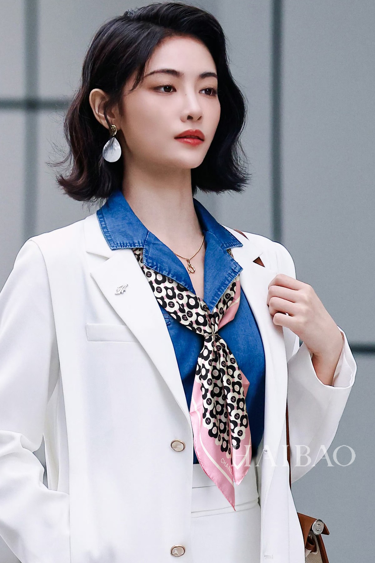 NO:169876,New Xiaoxiang [Xiaoxiang Petal Print 90] Silk Square Scarf Snack VIP Recommendation. Be sure to start quickly [High-end, love women's beauty, very few products, you can use it in all seasons to make people very beautiful, the upper body effect is simply beautiful, the quality is perfect, the whole scarf gives people a big brand aura and is very exquisite and beautiful, which is definitely worth buying. Once you get the real thing, you will be glad that you are a beautiful woman's product. It is worth evaluating the perfect temperament and taste Ditails' first choice VIPs on 90*90 Top twill silk, high-version scarf, real silk19860909新小香【小香花瓣印花90】真丝方巾抢VIP推荐 下手一定要快【高端 大爱女人尤物 货极少 四季都可以用真心美的让人非常非常心动 上身效果简直美翻了 品质非常完美 整个围巾给人大牌气场的同时又非常精致秀丽绝对值得入手的新款 实物一拿到就会庆幸自己是女人的绝美好货 值得品鉴完美气质品味Ditails首选VIP们 上90*90 顶级斜纹真丝,高版本围巾,real silk,scarf