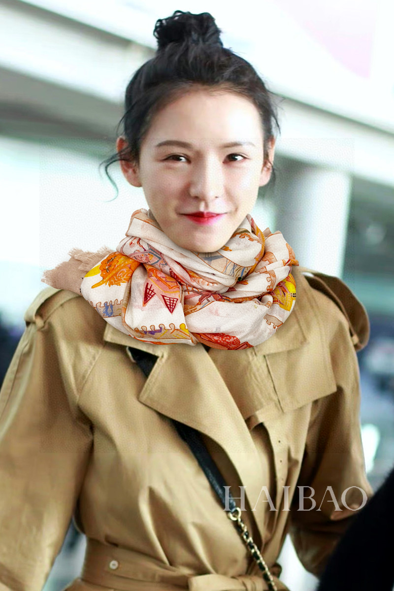 NO:170453,The most powerful hard product of the year [Jung Horse Prism Long Scarf] Cashmere Long Scarf highly recommended heavy-weight imported pure cashmere scarf, the best cashmere fiber, without any variegated color, the best among real luxury goods, the texture looks more luxurious, the feel is great, the texture is not to be described in more detail. I just want to say that if you meet it, you are lucky to meet it, the size is 110*cm, selected pure cashmere, and high-version scarf19860909H家年度最牛硬货【骏马棱镜长巾】羊绒长巾极力推荐款重磅进口纯羊绒围巾,最好的羊绒纤维,没有一丝杂色,真正的奢侈品中的极品,质感显得更加奢华,手感棒极了质感品质不想多做描述 只想说,能遇到就是幸运尺寸110*cm,精选纯羊绒,高版本围巾,scarf