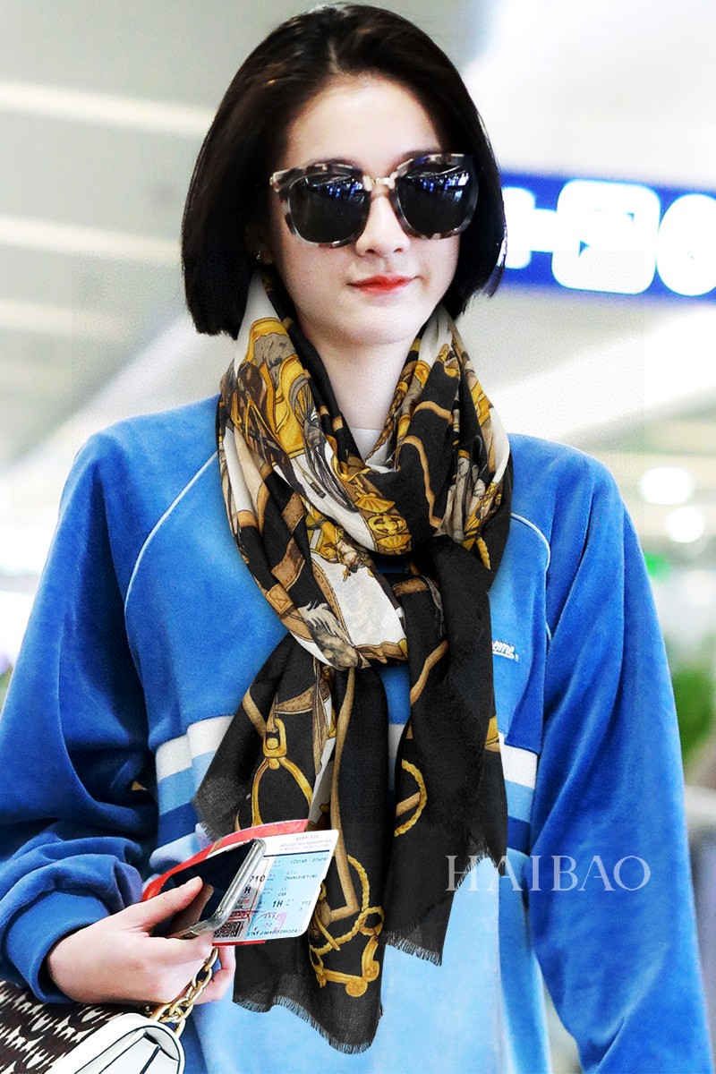 NO:170458,The most powerful hard product of the year [Walker Feast Long Scarf] Cashmere Long Scarf is highly recommended for heavy-duty imported pure cashmere scarf, the best cashmere fiber, without a trace of variegated color, the best among real luxury goods, the texture looks more luxurious, the feel is great, the texture is not to be described in more detail. I just want to say that if you meet it, you are lucky to meet it, the size is 110*cm, selected pure cashmere, and high-version scarf19860909H家年度最牛硬货【马车盛宴长巾】羊绒长巾极力推荐款重磅进口纯羊绒围巾,最好的羊绒纤维,没有一丝杂色,真正的奢侈品中的极品,质感显得更加奢华,手感棒极了质感品质不想多做描述 只想说,能遇到就是幸运尺寸110*cm,精选纯羊绒,高版本围巾,scarf