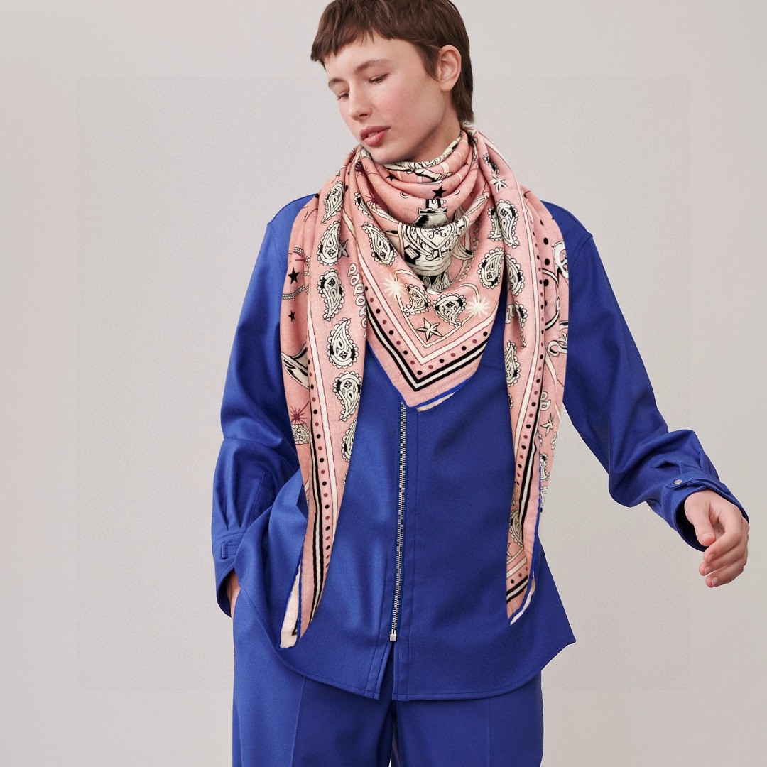 NO:170515,I bought a new cashmere model and said it was good to look. [Star Chorus 140] Cashmere square scarf, top-level craftsmanship and value Hermes counter hits three-dimensional presentation patterns and patterns, physical grades, and high-end special craftsmanship and high-end research and development, and special cutting-edge craftsmanship processing is loved by Bai Fumei. Whether it is quality, style, price, they scream, super high cost performance, absolutely worth buying. Size 140cm*140cm, 70 cashmere silk, high-version scarf, hermes, real silk19860909羊绒新款买了都说好看推荐【星辰合唱曲140】羊绒方巾,顶级工艺超值爱马仕专柜爆款立体呈现图案纹路实物档次极高特殊工艺高端研发惊艳问世特殊尖端工艺处理受到白富美的喜欢 无论是品质 款式 价格都令大牌控的她们尖叫 超高性价比 绝对值得入手尺寸140cm*140cm,70羊绒真丝,高版本围巾,hermes,real silk,scarf