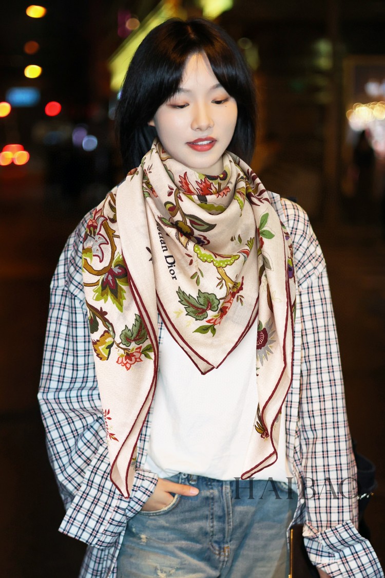 NO:170499,New D home [D Tree of Life Double-Side Two-Color 140] Cashmere Square Scarf Recommended to grab VIP, be sure to start quickly [High-end, Big Love, Pure Cashmere, Baby Feelings So Feelings Flying Women's Beauty, Very Few Products, You can use true and beautiful things all seasons, which make people very, very heart-warming, The upper body effect is simply beautiful, the quality is perfect, the whole scarf gives people a big brand aura and is very exquisite and beautiful, which is definitely worth buying. Once you get the real thing, you will be glad that you are a beautiful product for women. It is worth evaluating the perfect temperament and taste of Ditails' first choice VIPs. The upper size is 140*140cm, 70 cashmere silk, high-end scarf, dior, real silk19860909新款D家【D生命之树双面双色140】羊绒方巾抢VIP推荐 下手一定要快【高端 大爱 纯羊绒 婴儿触感舒服到飞女人尤物 货极少 四季都可以用真心美的让人非常非常心动 上身效果简直美翻了 品质非常完美 整个围巾给人大牌气场的同时又非常精致秀丽绝对值得入手的新款 实物一拿到就会庆幸自己是女人的绝美好货 值得品鉴完美气质品味Ditails首选VIP们 上尺寸140*140cm,70羊绒真丝,高版本围巾,dior,real silk,scarf