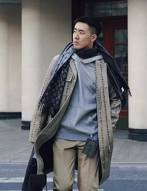 NO:170490,As always, the fashionable tone is exciting, maximizes the quality of clothing!  [L gradient old-fashioned scarf] High-end and fashionable. Donkey ZG classic men's scarf, medium-thin soft cashmere wool fabric, very comfortable to touch!  The real thing looks really beautiful. Those who know how to match it must understand it. Such a design can greatly enhance the aura of the look in autumn and winter outfits!  Impeccable, no matter how perfect, beautiful body and temperament, this design is a powerful tool to quickly and maximize clothing quality!  Size specifications 36cm*cm, 50 cashmere wool, three colors., high version scarf, louis vuitton, louis vuitton19860909一如既往让人心动的时髦调性,最大化提升衣品！【L渐变老花长巾】高级时髦.驴家ZG经典男款围巾,中等薄度的柔软羊绒羊毛面料,手感非常舒服！实物真的太好看了,会搭配的亲们一定懂,这样的设计在秋冬季穿搭上很能提升造型气场！无可挑剔,无论完,美身材,气质,这种设计,是快速也是最大化提升衣品的利器！尺寸规格36cm*cm,50羊绒羊毛,三个色.,高版本围巾,louis vuitton,louis vuitton,scarf