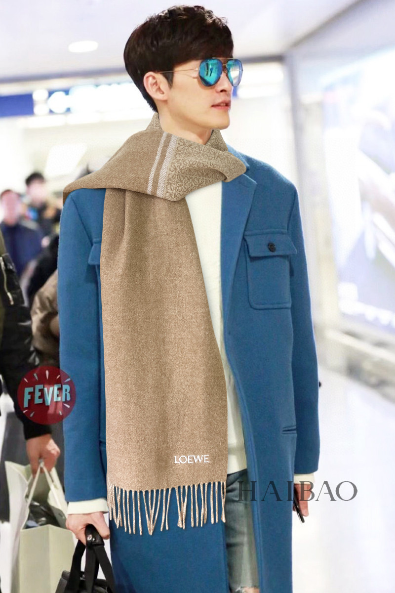 NO:170496,The top original single neutral Loewe [LW color-blocking logo double-sided long scarf] is very lucky to get the things from this brand. It is really rare. It rarely makes orders in China. There are really few styles. Poor Loewe, as the top luxury brand in Spain, adheres to tradition, skills, enthusiasm, and exudes a unique Spanish aristocratic atmosphere! This model is a custom window model for Barcelona counters! The overall composition of the scarf is the most classic LOGO style design of their brand. Specifications are 30*, material wool, high-version scarf, loewe19860909顶级原单中性款罗意威【LW拼色标志双面长巾】很幸運拿到這個品牌的東西,真的不多見,很少在國內做訂單,款式真的少的可怜羅意威作為西班牙的頂尖奢侈品牌,秉承傳統,技藝,熱誠,散髮獨特的西班牙貴族氣息！本款為巴塞羅納專櫃的櫥窗定制款！围巾整体构图为他们品牌最经典的LOGO风格设计.规格30*,材质羊毛,高版本围巾,loewe,scarf