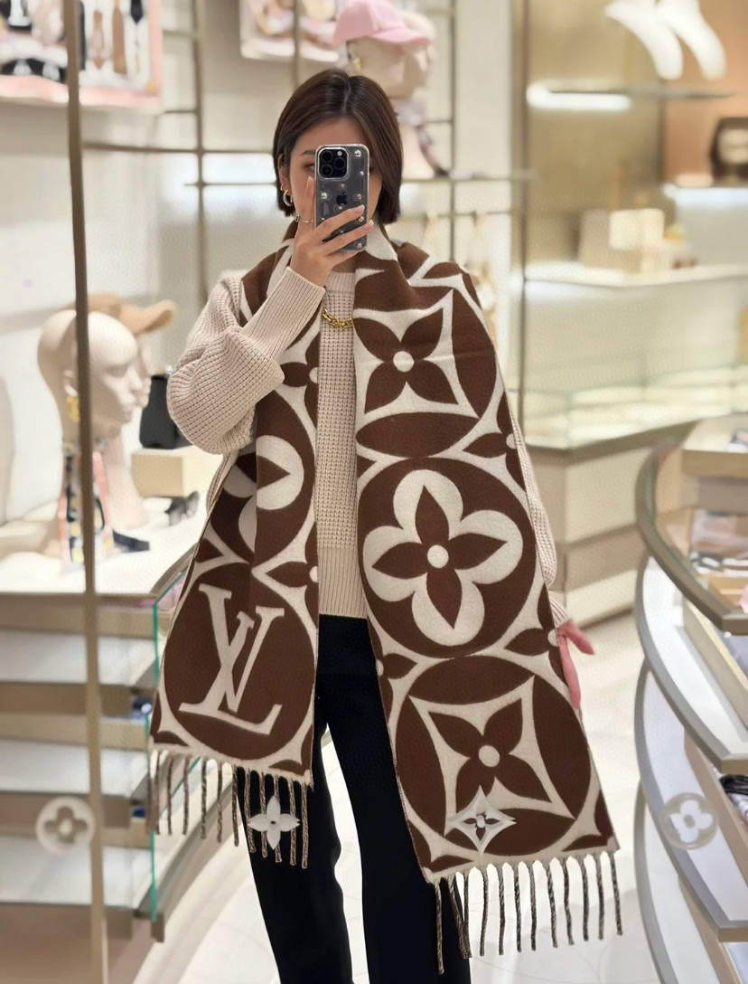 NO:170502,The new Dujia style [L large letter long scarf] is so beautiful. There are new models of marijuana flowers. The new scarf large letter floral highlighter is then added with slender tassel trim. Pure wool wraps comfortably and warmly, without fear of the cold wind in the middle of winter. The design feels younger. Size 209x30cm (excluding tassels) Material 100% wool jacquard pattern tassel trim, high-version scarf, louis vuitton, louis vuitton19860909驴家新款【L大号字母长巾】太好看了 大麻花也有新款了 新款围巾大号字母花卉彰显品再以纤长流苏饰边增添华美质感. 纯羊毛围裹舒适暖意,无惧隆冬时节的寒风侵袭.设计感觉偏年轻化了尺寸209x30cm（不含流苏）材料100 ％羊毛提花图案流苏饰边,高版本围巾,louis vuitton,louis vuitton,scarf