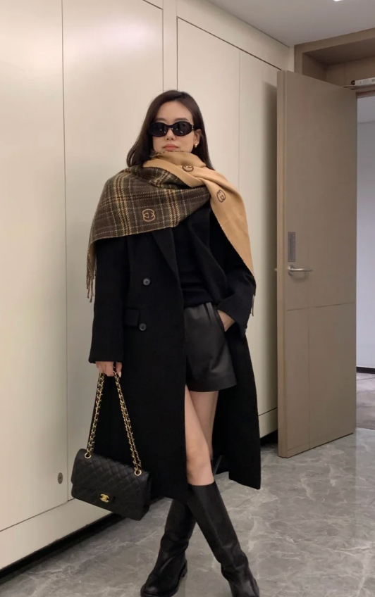 NO:170507,The new ZG synchronous [GG retro plaid double-sided long scarf] The classic GG pattern is one of the iconic elements that the brand began to use in the 1930s. After nearly a century of development, it still provides inspiration for the brand to explore new expressions. On this wool scarf, it is presented in retro plaid style, unique and unique!  Ruler 39198~wool, high-version scarf19860909上新ZG同步【GG复古格纹双面长巾】经典GG图案是品牌在30年代开始使用的标志性元素之一,历经近一个世纪的发展依然为品牌探索全新表达提供灵感.在这款羊毛围巾上,它以复古格纹方式呈现,别具一格,独具特色！尺39198～羊毛,高版本围巾,scarf