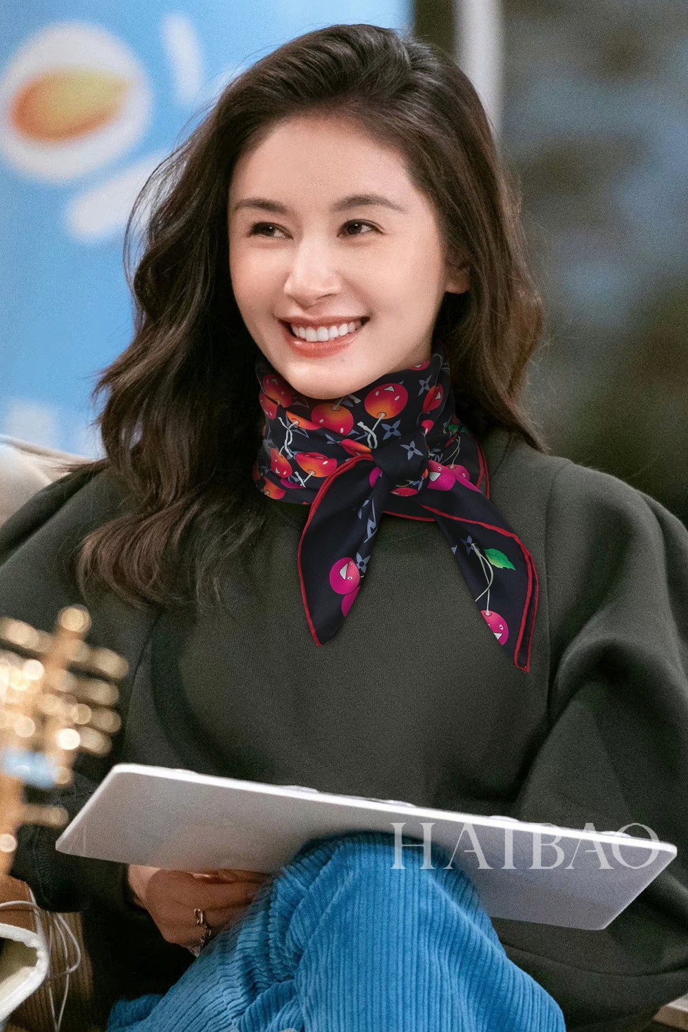 NO:170546,Truely praise the donkey [L cherry pattern 90] silk square scarf, integrates cherry creativity into classic design, lays out Monogram patterns, sets up eye-catching patterns, and makes any shape show modern and fashionable youth. It is highly recommended that the size is not big or small, especially easy to match, the quality is super easy to get, high-end quality, what you see is what you get, the heavy and huge VIP customer must enter recommended size 90*90cm top twill silk, high-version scarf, louis vuitton, louis vuitton, real silk19860909真心赞驴家【L樱桃图案90】真丝方巾,将樱桃创想融入经典设计,铺陈Monogram 花纹,烘托醒目图案,可令任何造型彰显摩登时尚年轻.强烈推荐手慢无这个size不大不小特别好搭配,品质超级好拿到手就会懂的高端品质,高端细节所见即所得重磅巨献VIP客户必入推荐尺寸90*90cm顶级斜纹真丝,高版本围巾,louis vuitton,louis vuitton,real silk,scarf