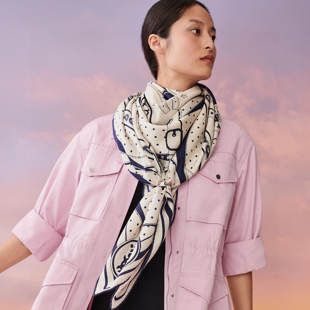 NO:170524,I bought a new cashmere model and said it was good to look. Recommended [Morning Walk 140] Double-sided cashmere square scarf, top-level craftsmanship and value Hermes counter hits three-dimensional presentation patterns and patterns, extremely high grade, special craftsmanship and high-end research and development, and special cutting-edge technology processing is loved by Bai Fumei. Whether it is quality, style, price, they scream, super high cost performance, absolutely worth buying. Size 140cm*140cm, 70 cashmere silk, high-version scarf, hermes, real silk19860909羊绒新款买了都说好看推荐【清晨漫步140】双面同色羊绒方巾,顶级工艺超值爱马仕专柜爆款立体呈现图案纹路实物档次极高特殊工艺高端研发惊艳问世特殊尖端工艺处理受到白富美的喜欢 无论是品质 款式 价格都令大牌控的她们尖叫 超高性价比 绝对值得入手尺寸140cm*140cm,70羊绒真丝,高版本围巾,hermes,real silk,scarf