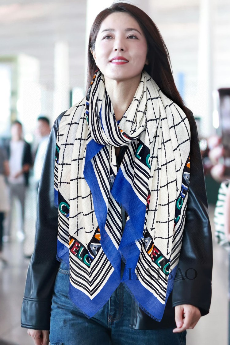 NO:171078,Shop the new Xiangjia [Starry Long Scarf] Cashmere Long Scarf Scratch VIP Recommendation. Be sure to start quickly [High-end, love, top-level pure cashmere, baby feels comfortable to touch, and the beauty of women is very rare. You can use it in all seasons to make people very beautiful. The upper body effect is simply beautiful. The quality is perfect. The whole scarf gives people a big brand aura and is very exquisite and beautiful. It is definitely worth buying a new model. Once you get the real thing, you will be glad that you are a beautiful product for women. It is worth evaluating the perfect temperament and taste. Ditails' first choice VIPs. 200*110 Top-level pure cashmere, high-version scarf, chanel19860909上新香家【星光璀璨长巾】羊绒长巾抢VIP推荐 下手一定要快【高端 大爱 顶级纯山羊绒 婴儿触感舒服到飞女人尤物 货极少 四季都可以用真心美的让人非常非常心动 上身效果简直美翻了 品质非常完美 整个围巾给人大牌气场的同时又非常精致秀丽绝对值得入手的新款 实物一拿到就会庆幸自己是女人的绝美好货 值得品鉴完美气质品味Ditails首选VIP们 上200*110 顶级纯山羊绒,高版本围巾,chanel,scarf